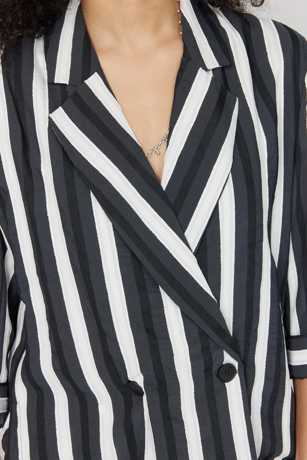 جاكيت نسائي مخطط بأكمام كابري