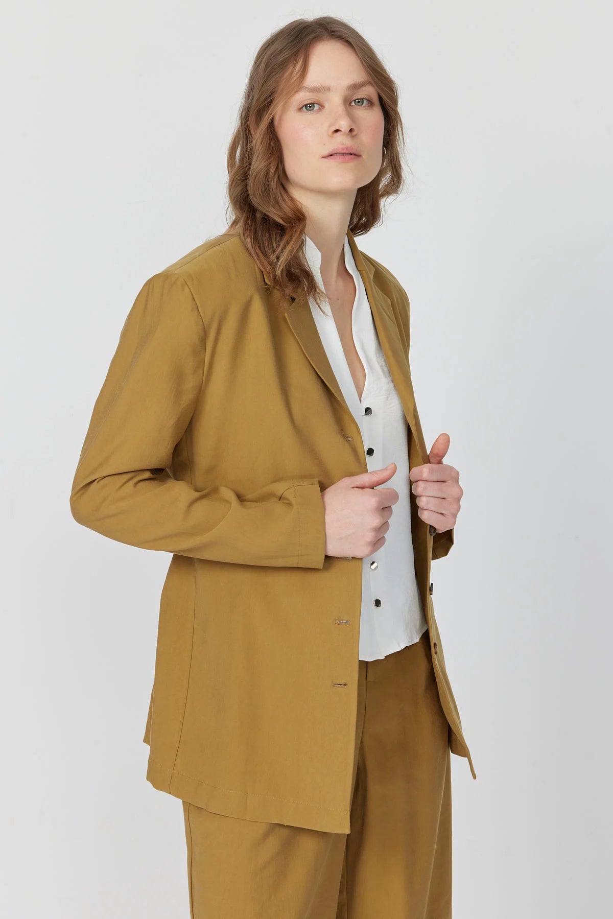 جاكيت نسائي بتفاصيل ربطة عنق