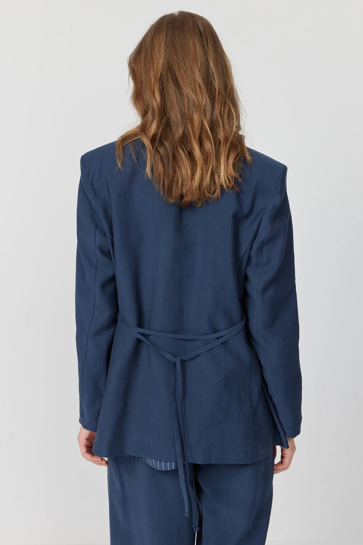 جاكيت نسائي بتفاصيل ربطة عنق