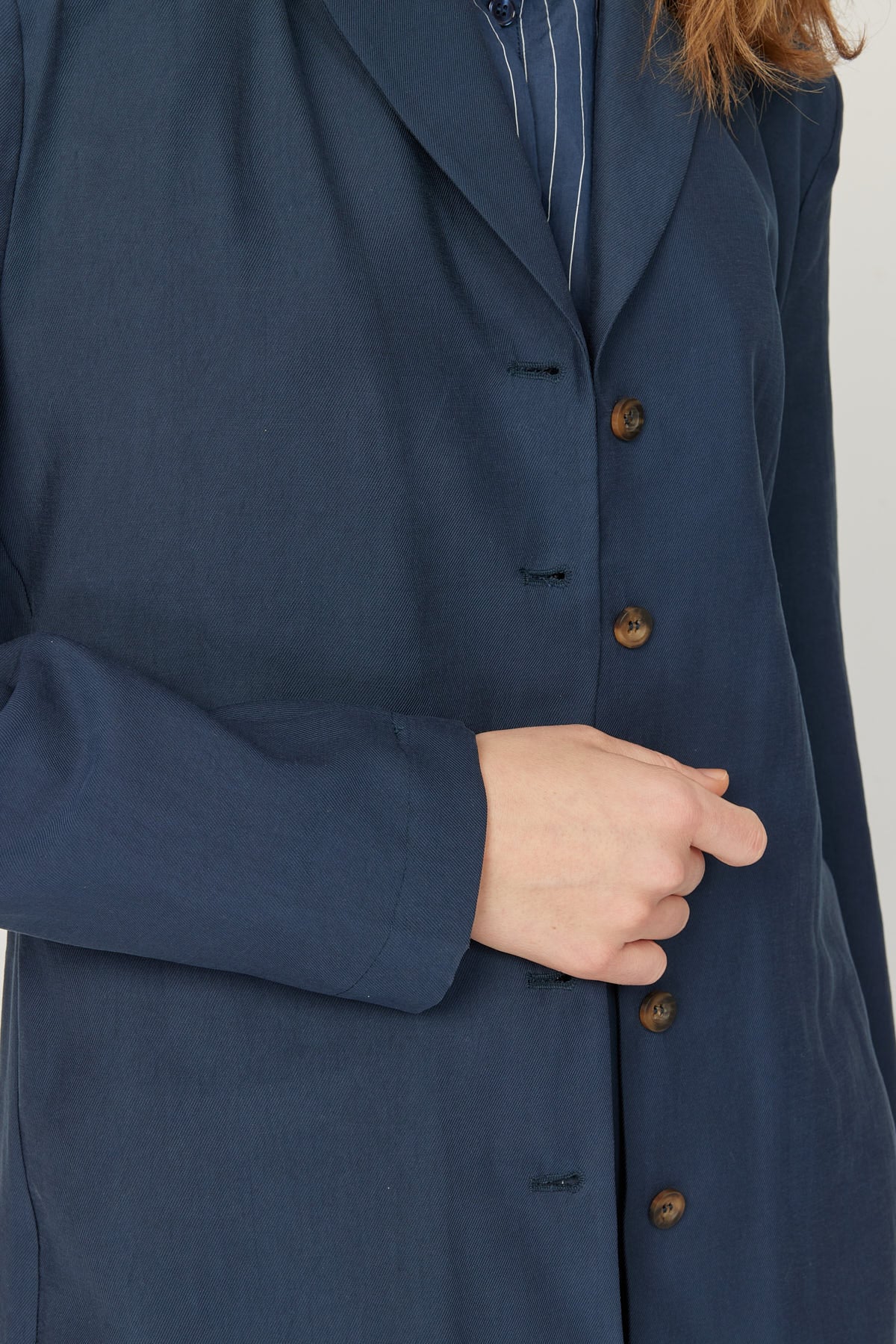 جاكيت نسائي بتفاصيل ربطة عنق