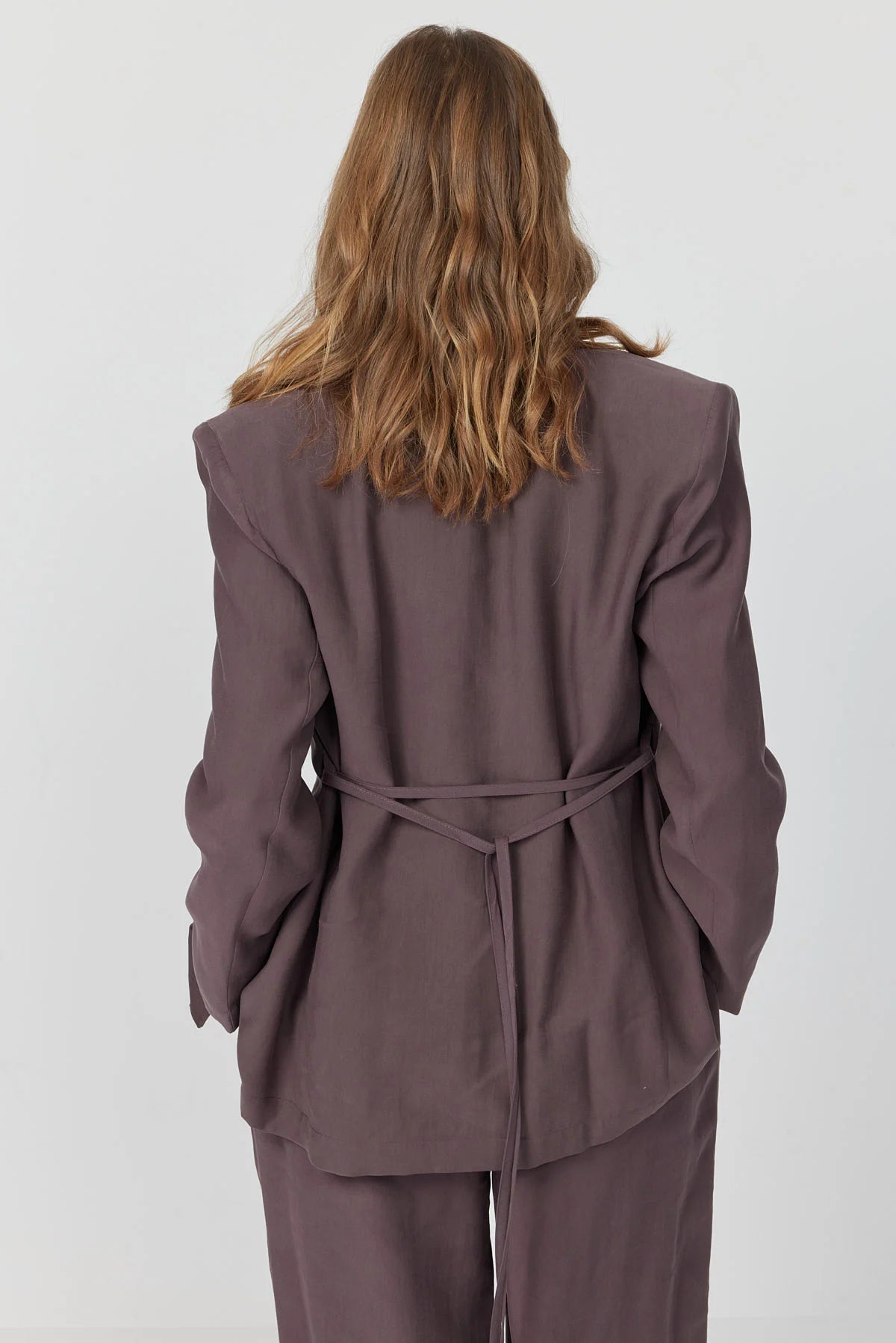 جاكيت نسائي بتفاصيل ربطة عنق