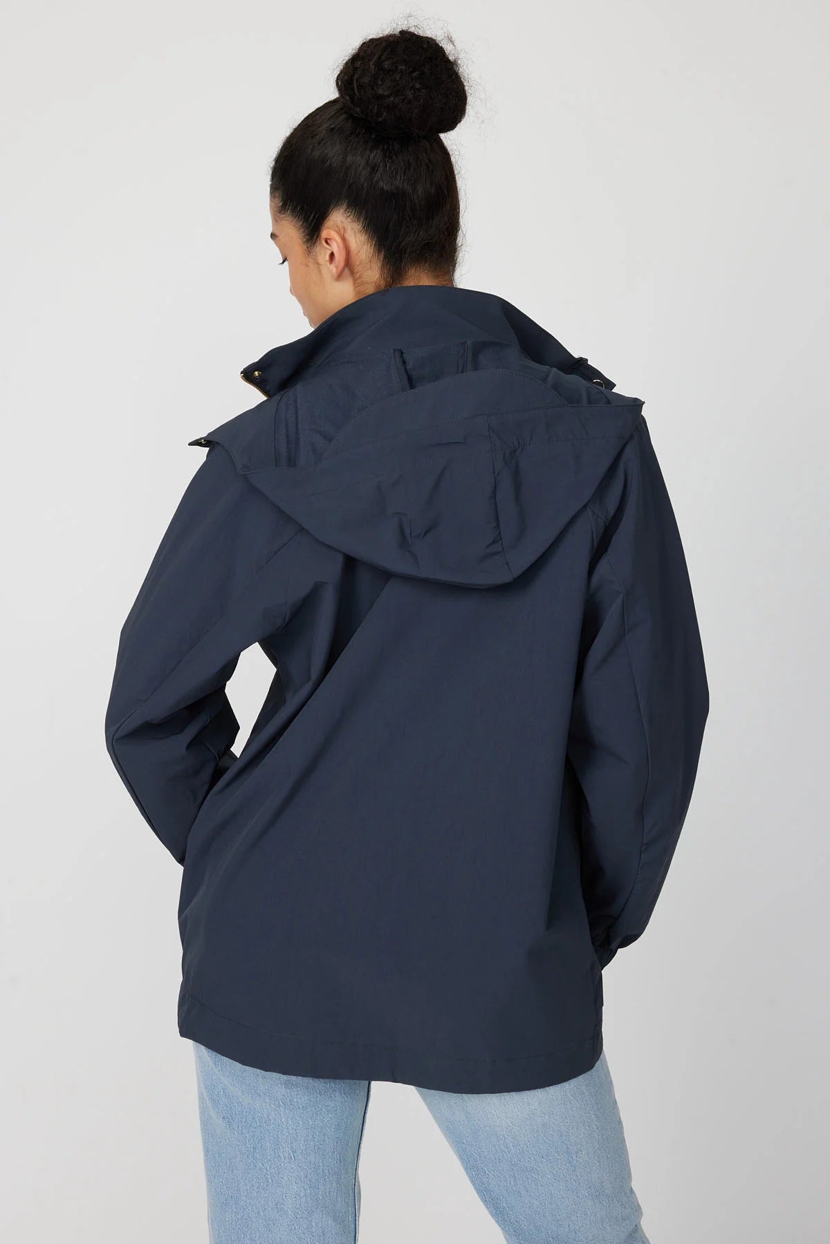 جاكيت نسائي بغطاء رأس مناسب للفصول