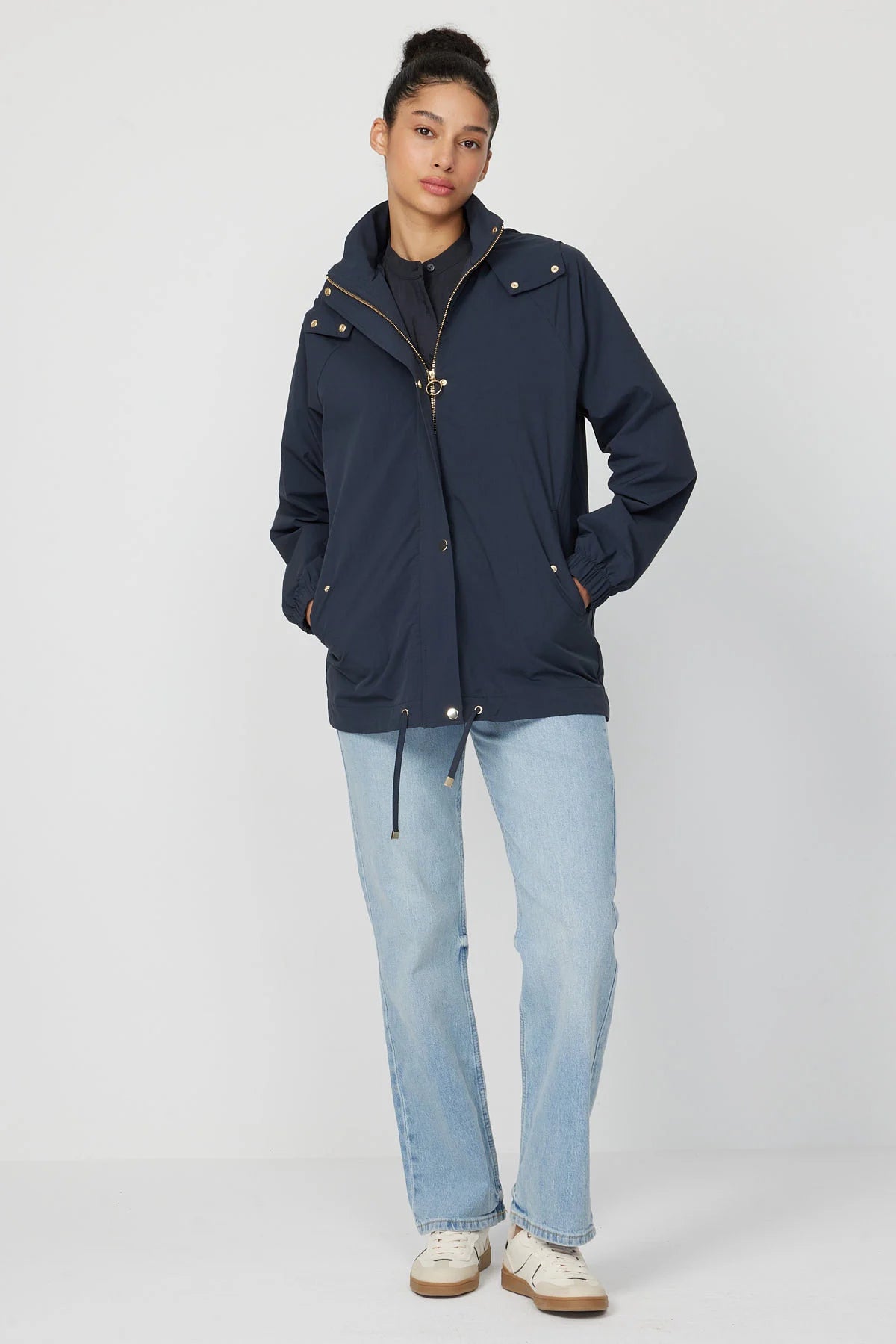 جاكيت نسائي بغطاء رأس مناسب للفصول