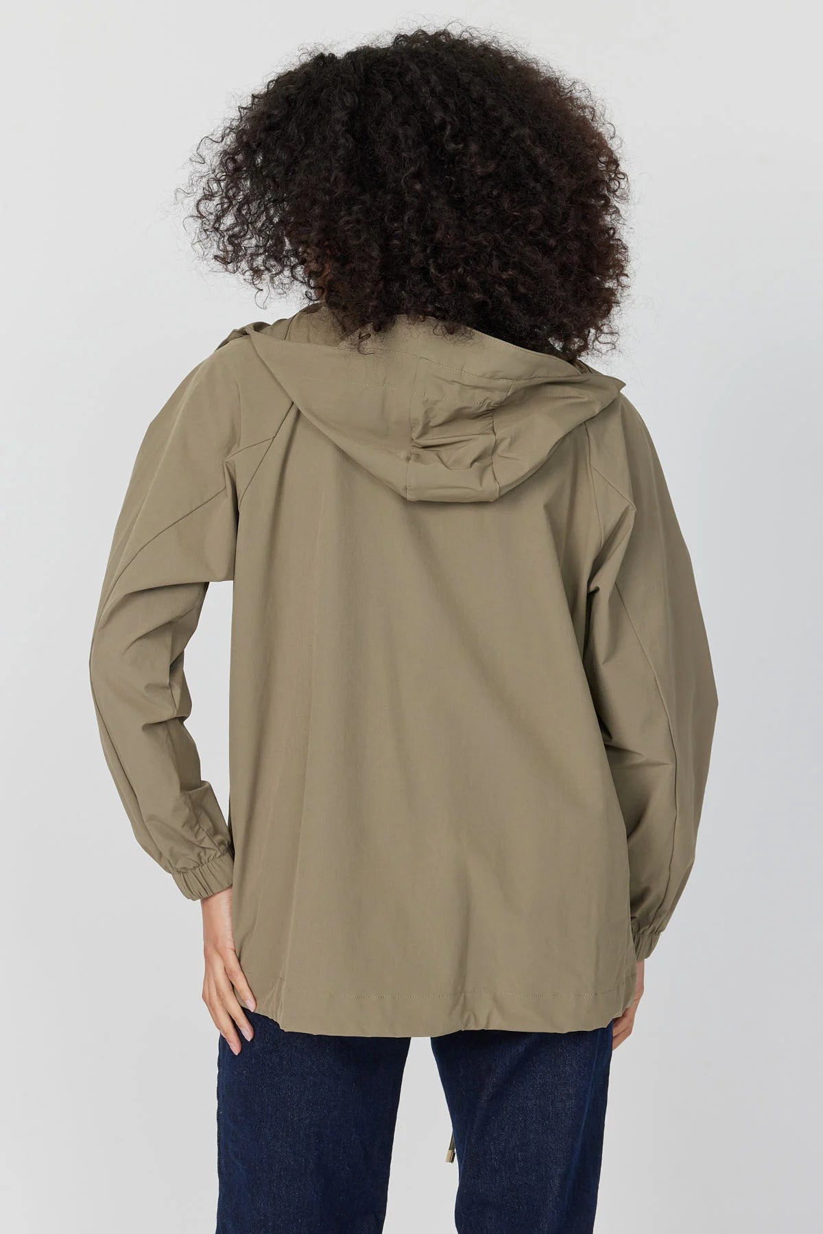 جاكيت نسائي بغطاء رأس مناسب للفصول