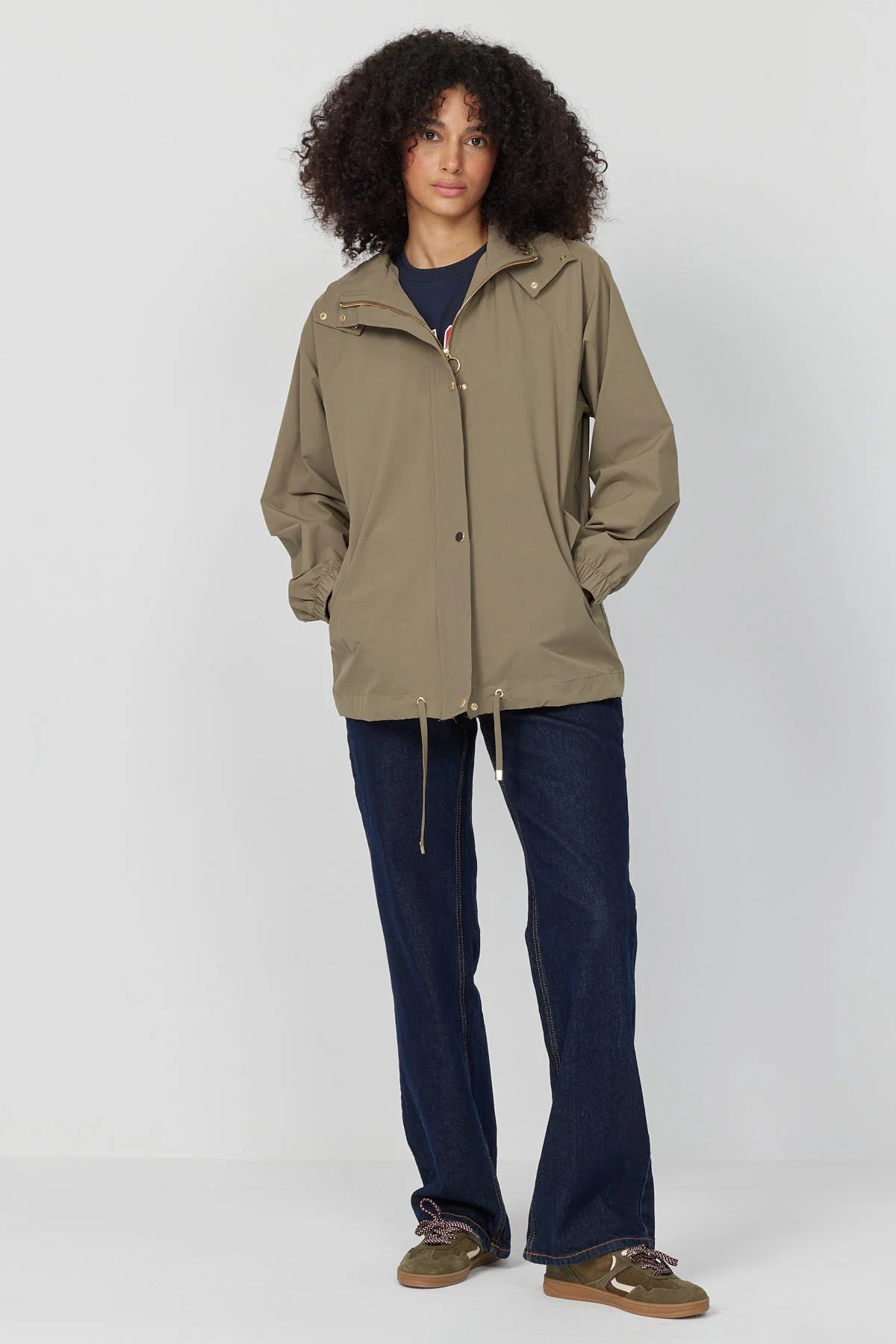 جاكيت نسائي بغطاء رأس مناسب للفصول