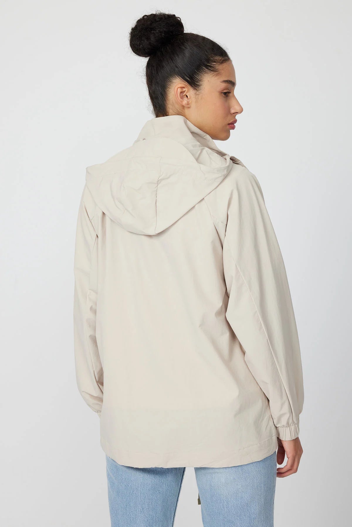 جاكيت نسائي بغطاء رأس مناسب للفصول