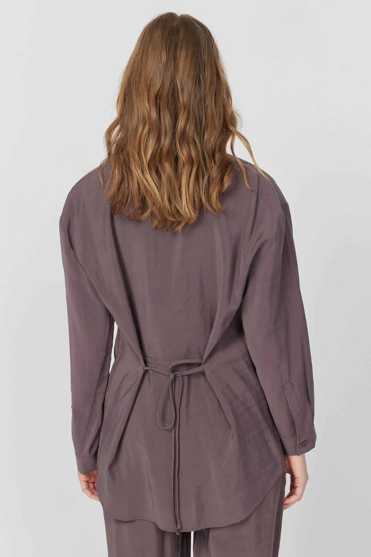 کراسی ئافرەتان بە وردەکاری کراواتەوە