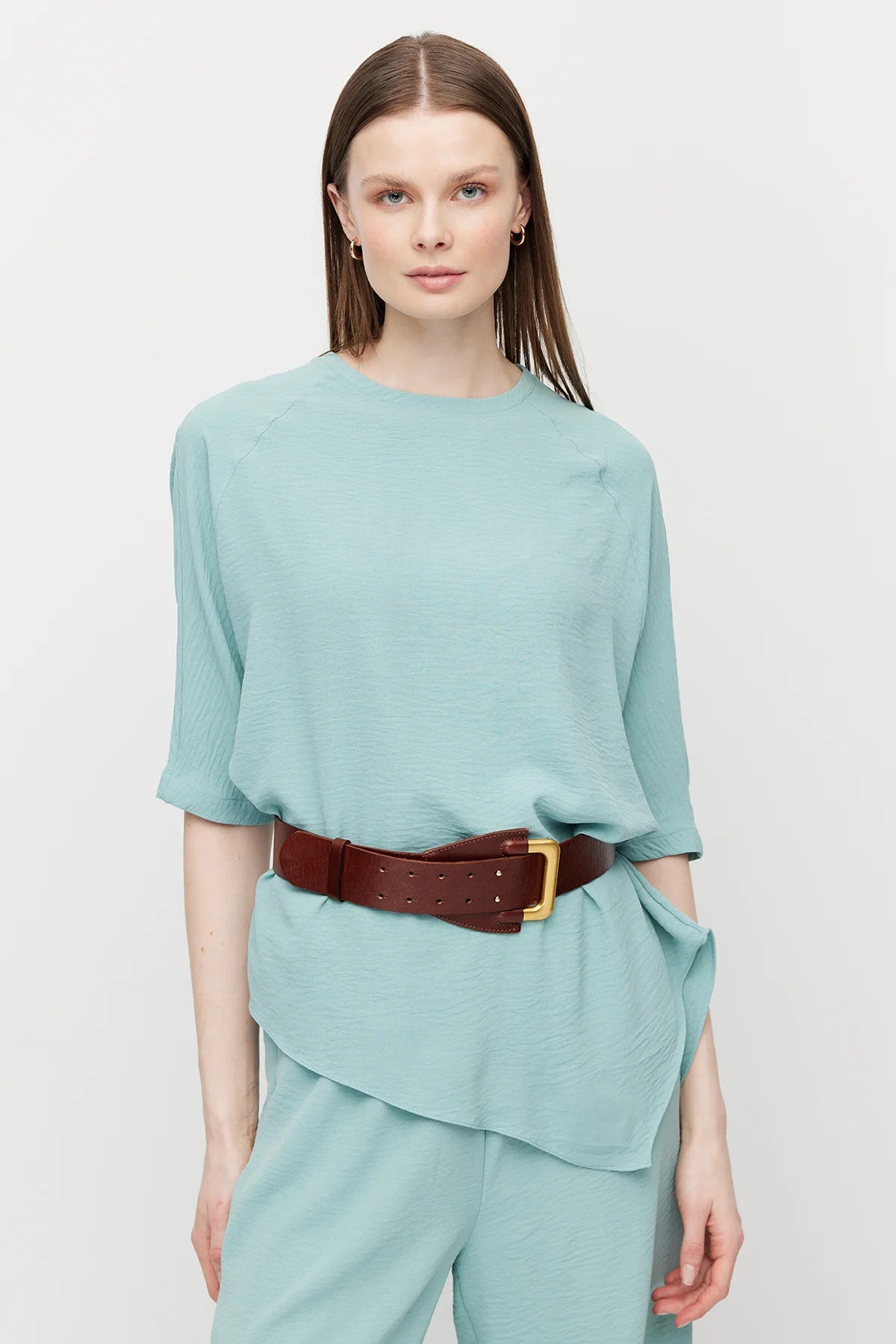 بلوزة نسائية واسعة بقصة غير متماثلة