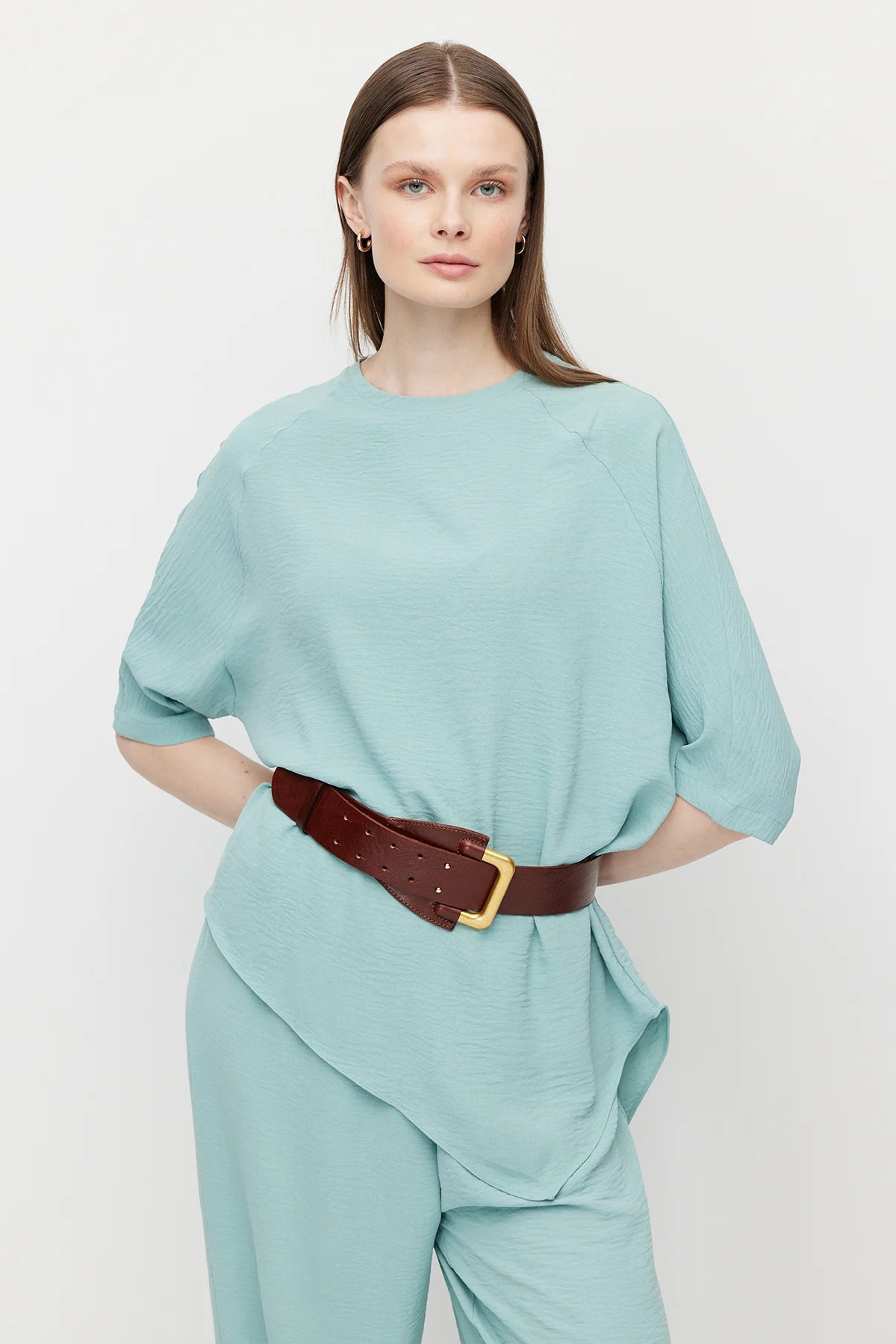 بلوزة نسائية واسعة بقصة غير متماثلة