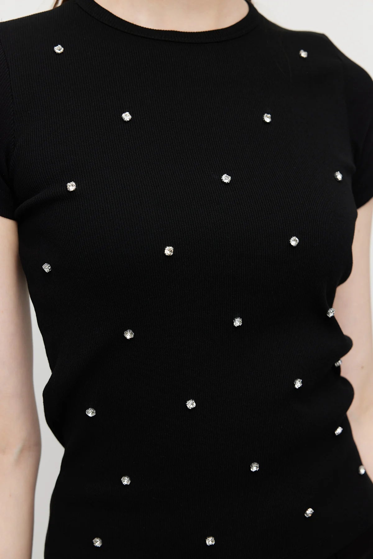 بلوزة نسائية برقبة دائرية مزينة بأحجار الراين