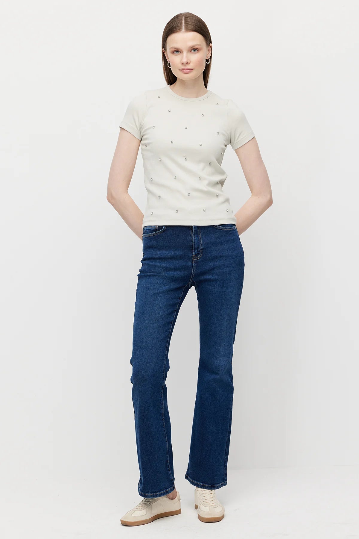 بلوزة نسائية برقبة دائرية مزينة بأحجار الراين