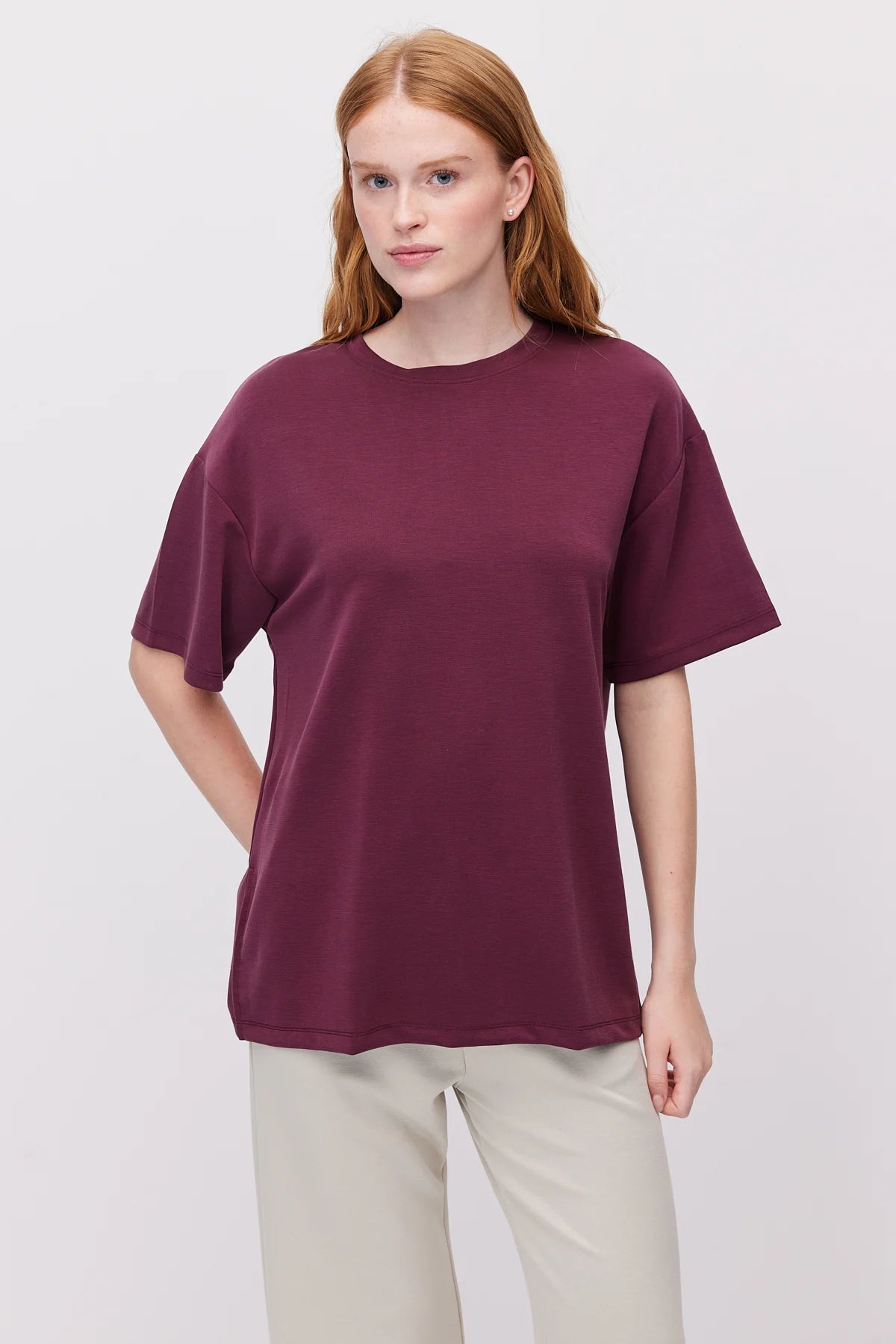Yan yırtmaçlı, oversize kadın tişörtü
