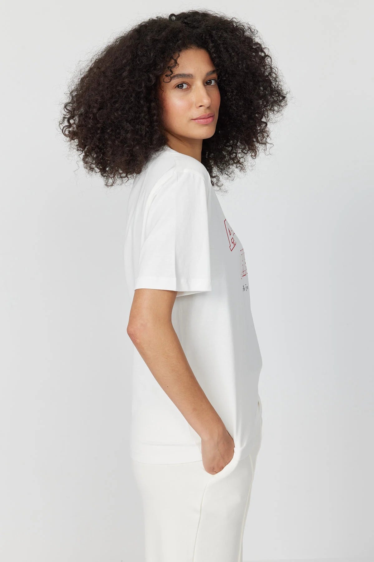 تیشێرتی ئافرەتان