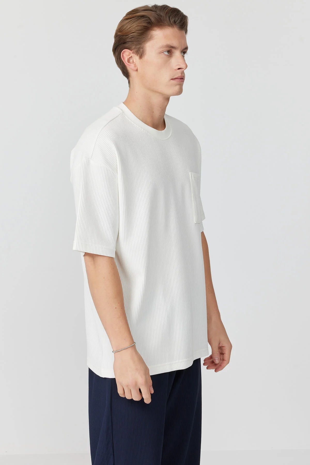 تیشێرتی بەگیرفان بۆ پیاوان