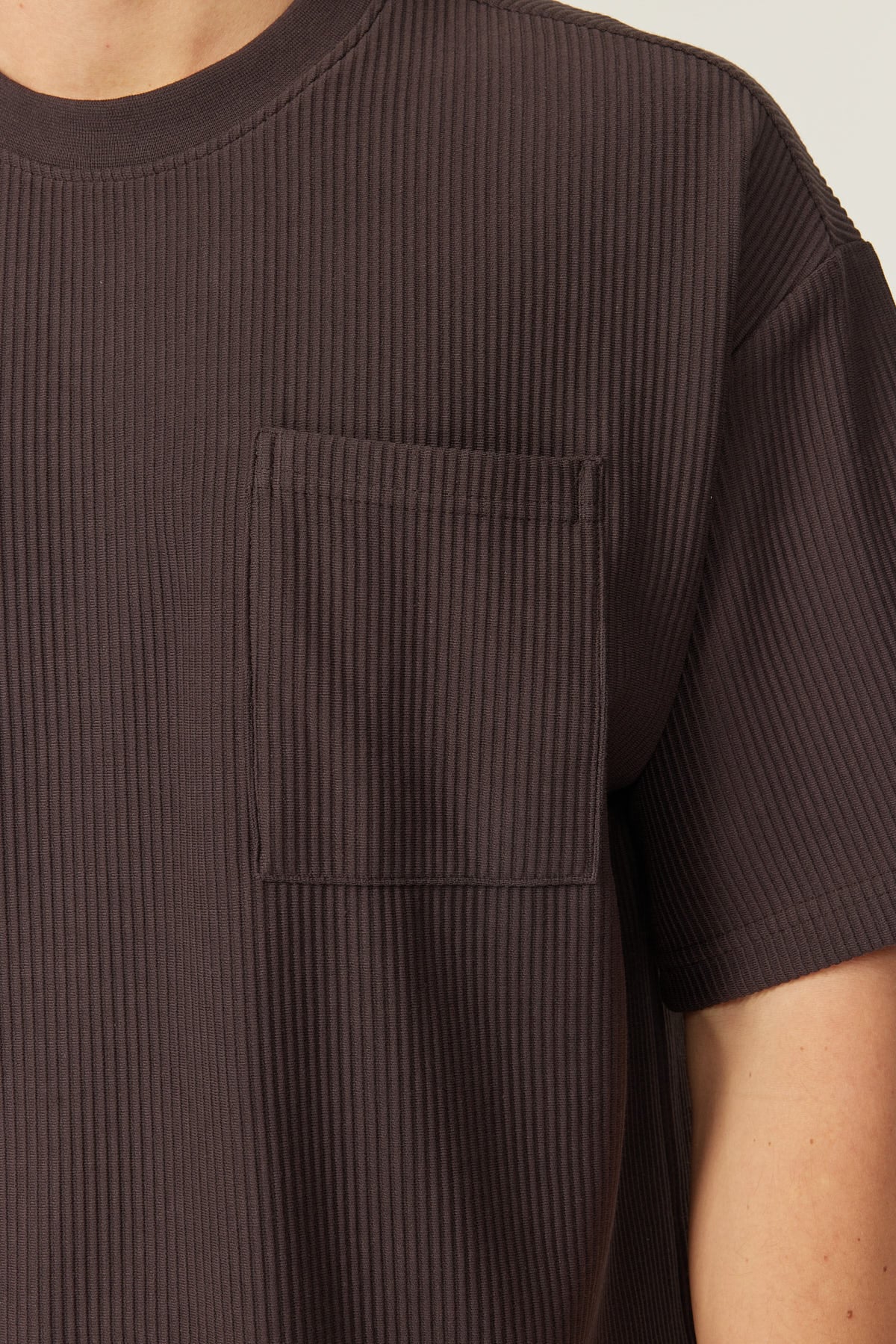 تیشێرتی بەگیرفان بۆ پیاوان