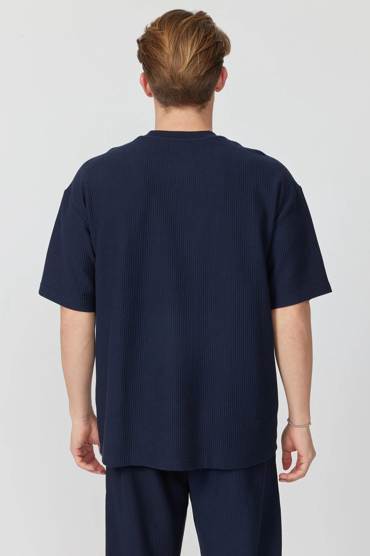 تیشێرتی بەگیرفان بۆ پیاوان