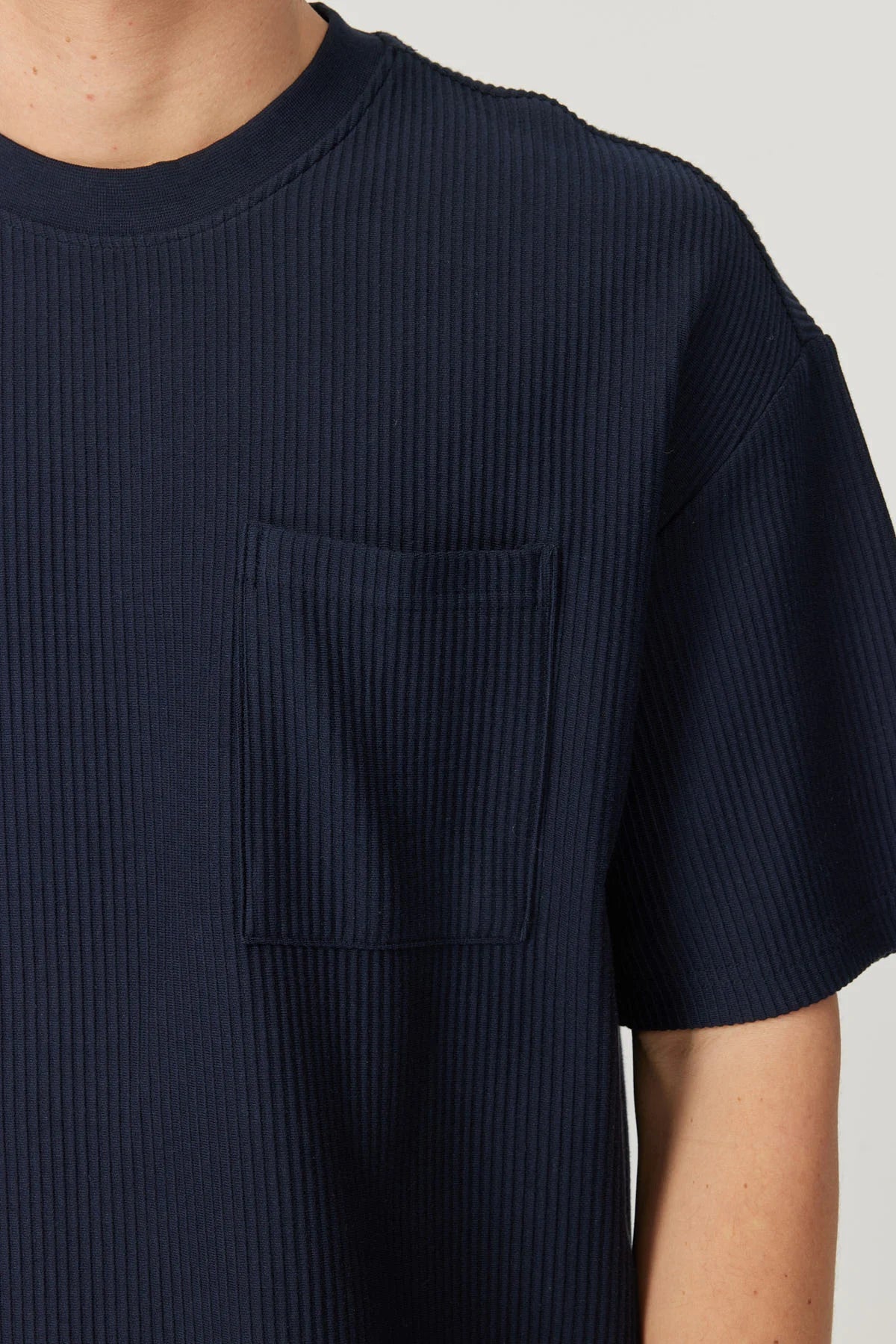 تیشێرتی بەگیرفان بۆ پیاوان