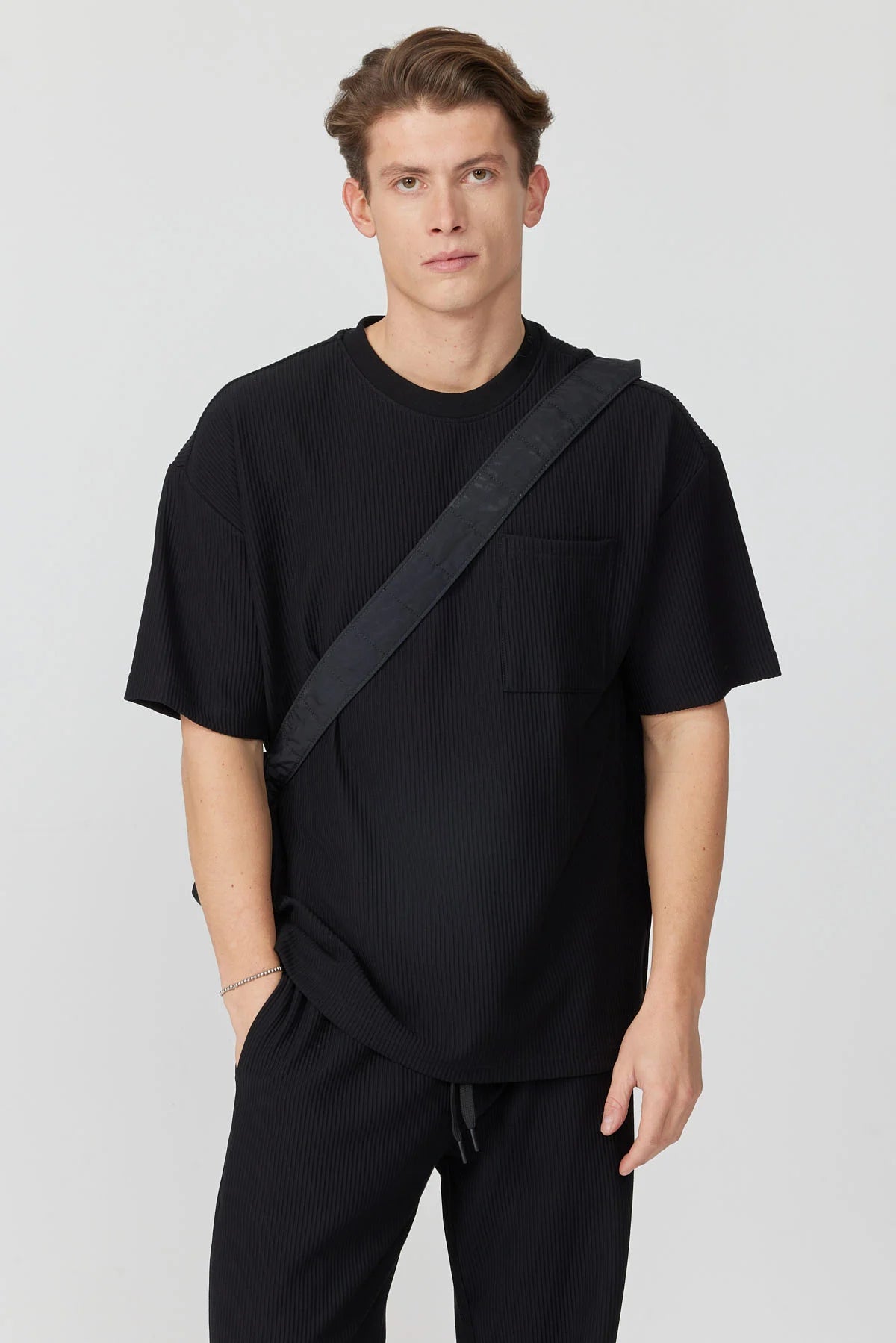 تیشێرتی بەگیرفان بۆ پیاوان