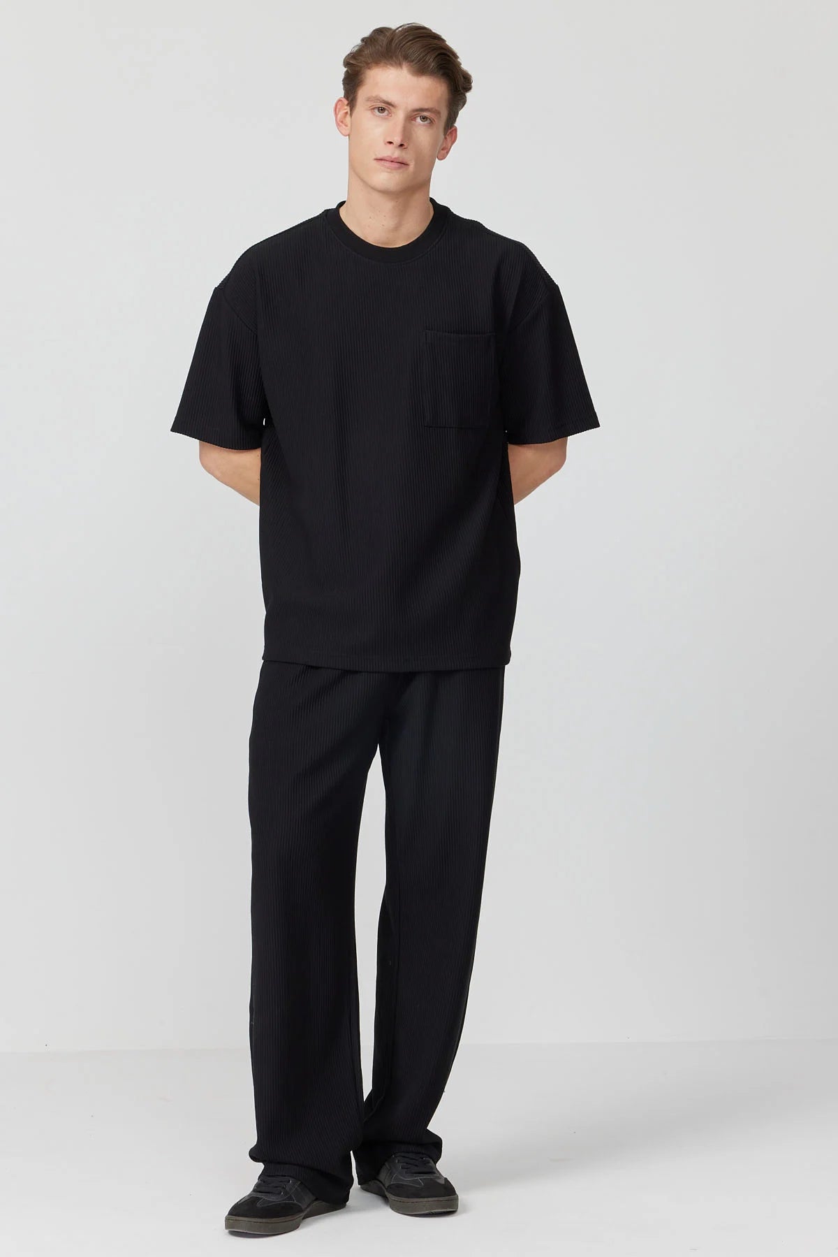 تیشێرتی بەگیرفان بۆ پیاوان