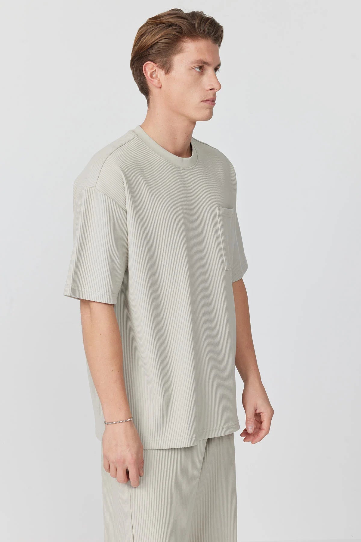 تیشێرتی بەگیرفان بۆ پیاوان