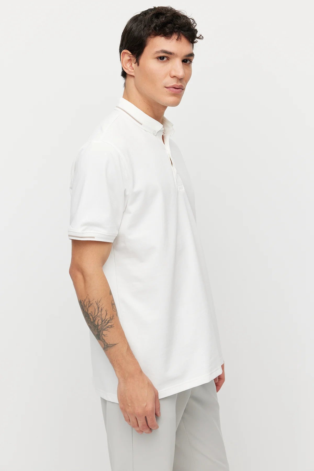 Men's Button-Down Collar T-shirt with Contrasting Color Details