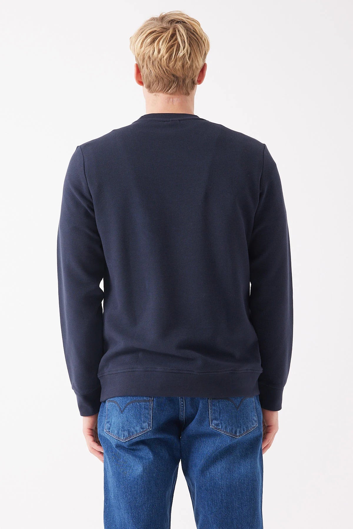 سویتشێرتێکی بنەڕەتی پیاوان بە بڕبڕەی پشت