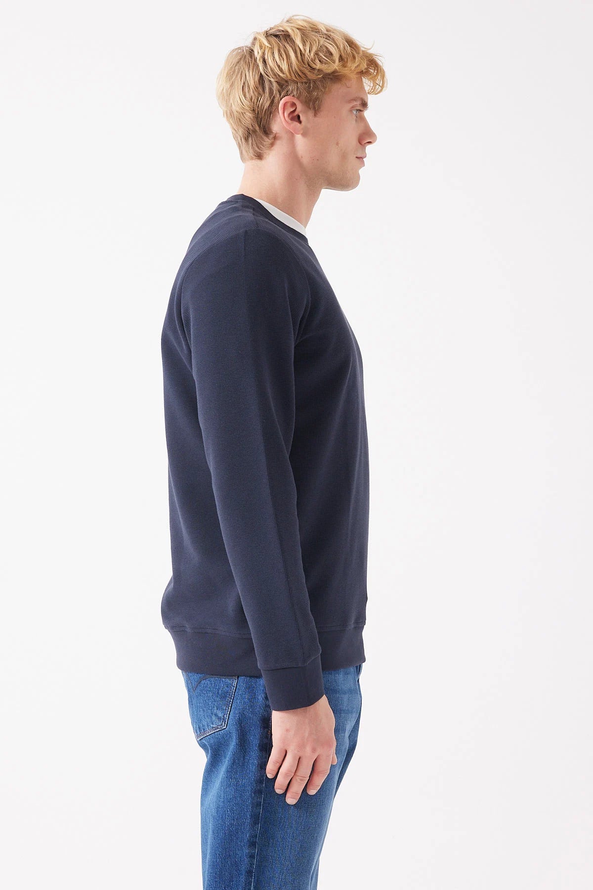 سویتشێرتێکی بنەڕەتی پیاوان بە بڕبڕەی پشت