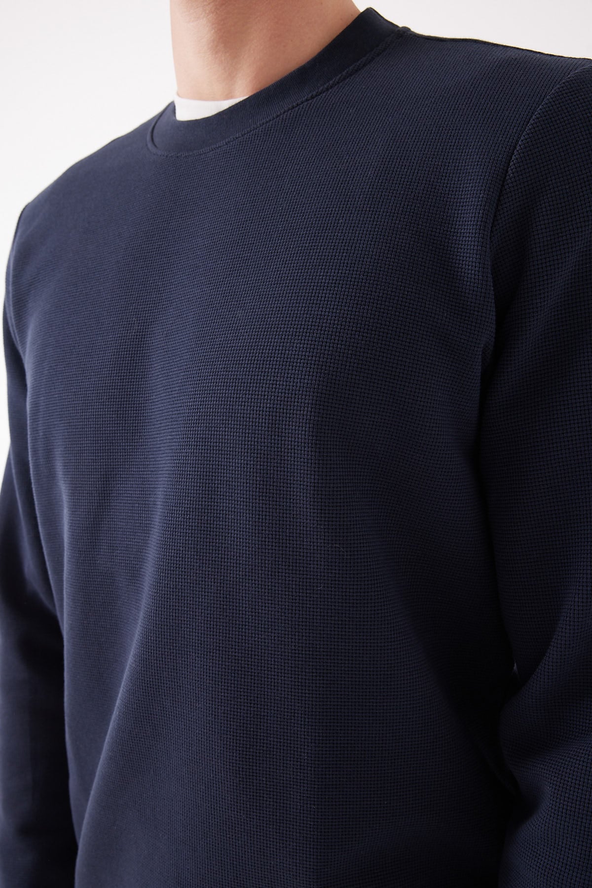 سویتشێرتێکی بنەڕەتی پیاوان بە بڕبڕەی پشت