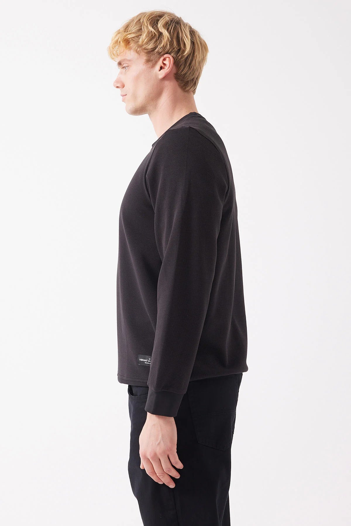 سویتشێرتێکی بنەڕەتی پیاوان بە بڕبڕەی پشت