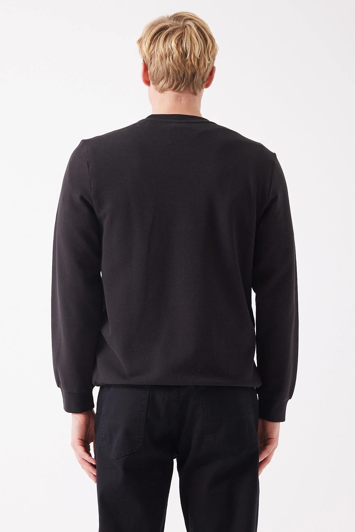 سویتشێرتێکی بنەڕەتی پیاوان بە بڕبڕەی پشت