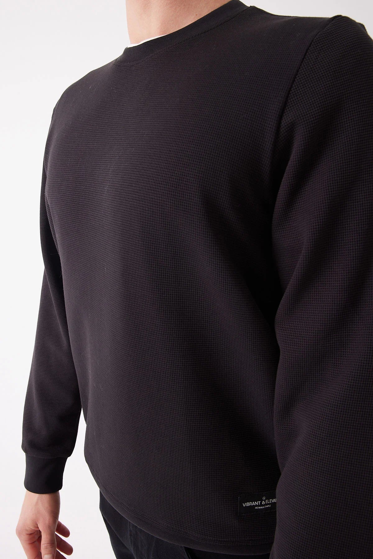 سویتشێرتێکی بنەڕەتی پیاوان بە بڕبڕەی پشت