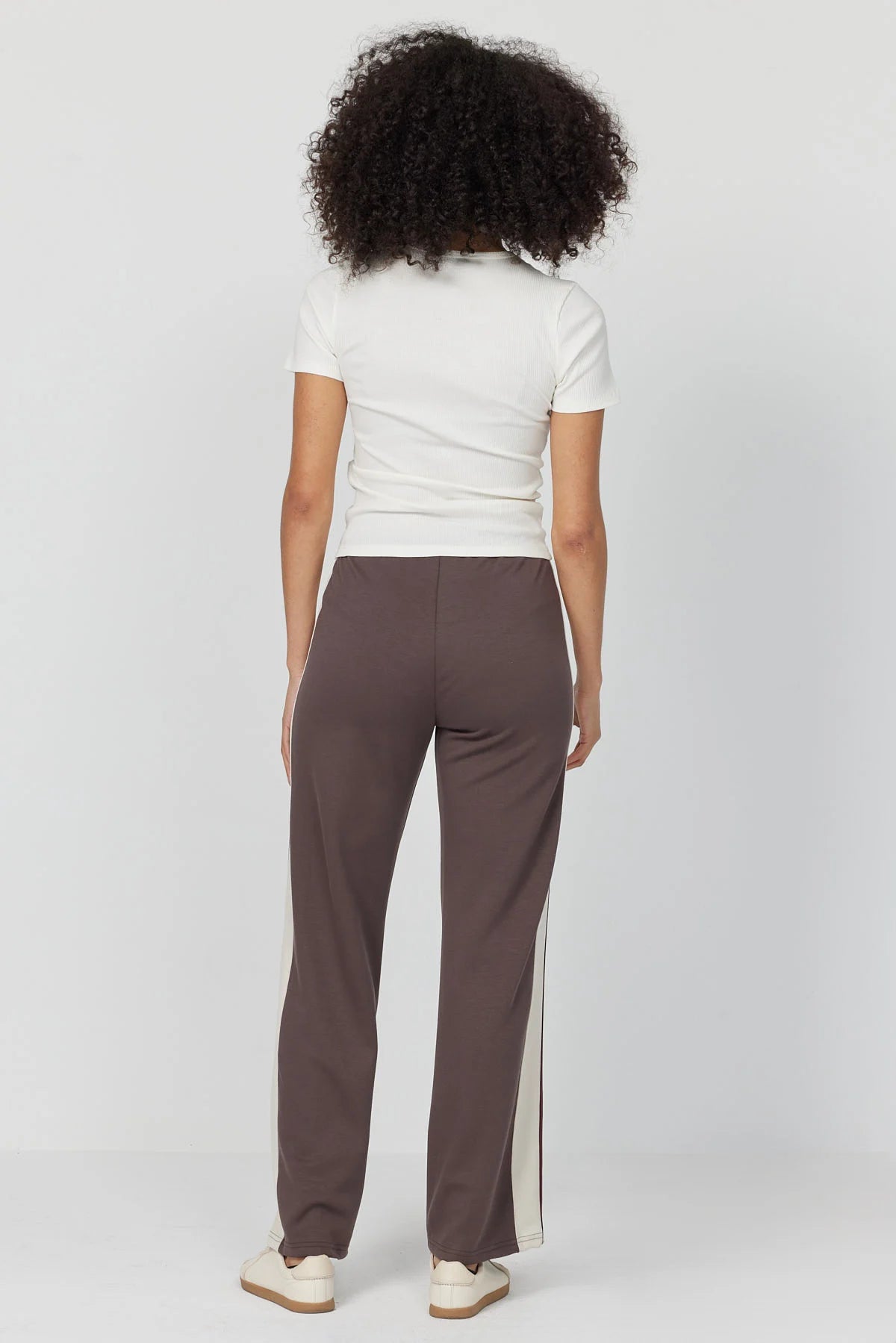 پانتۆڵی ئارەقەی خانمان بە بەشی خوارەوەی وردەکاری درزی پێشەوە