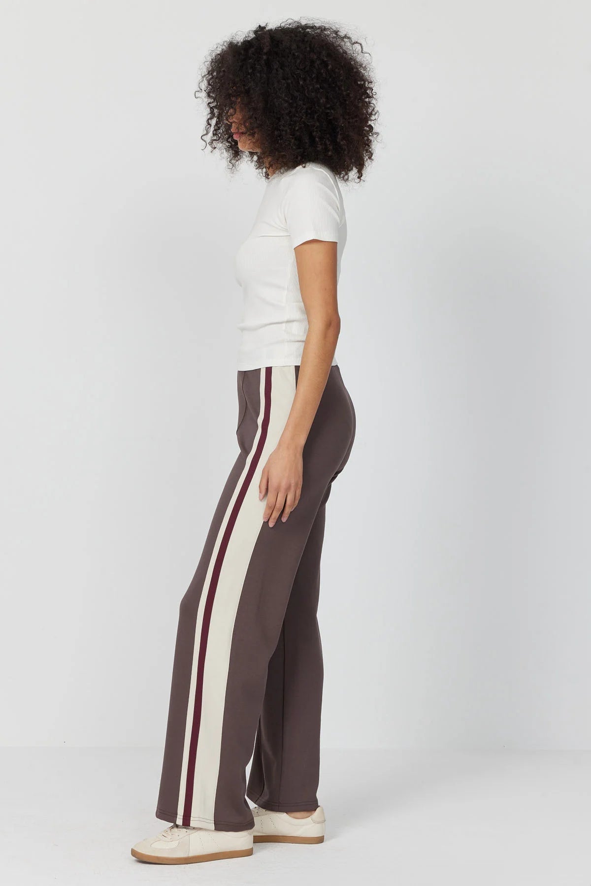 پانتۆڵی ئارەقەی خانمان بە بەشی خوارەوەی وردەکاری درزی پێشەوە