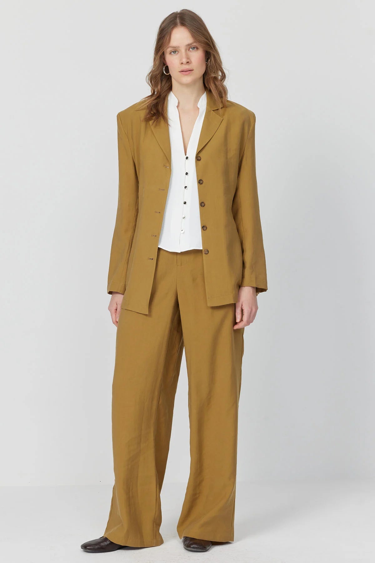 پانتۆڵی قاچی پان بۆ ئافرەتان بە وردەکاری کەمەر