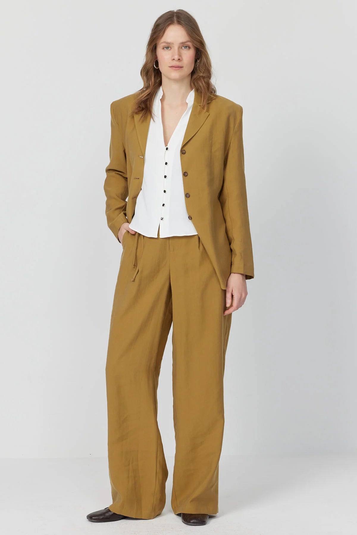 پانتۆڵی قاچی پان بۆ ئافرەتان بە وردەکاری کەمەر