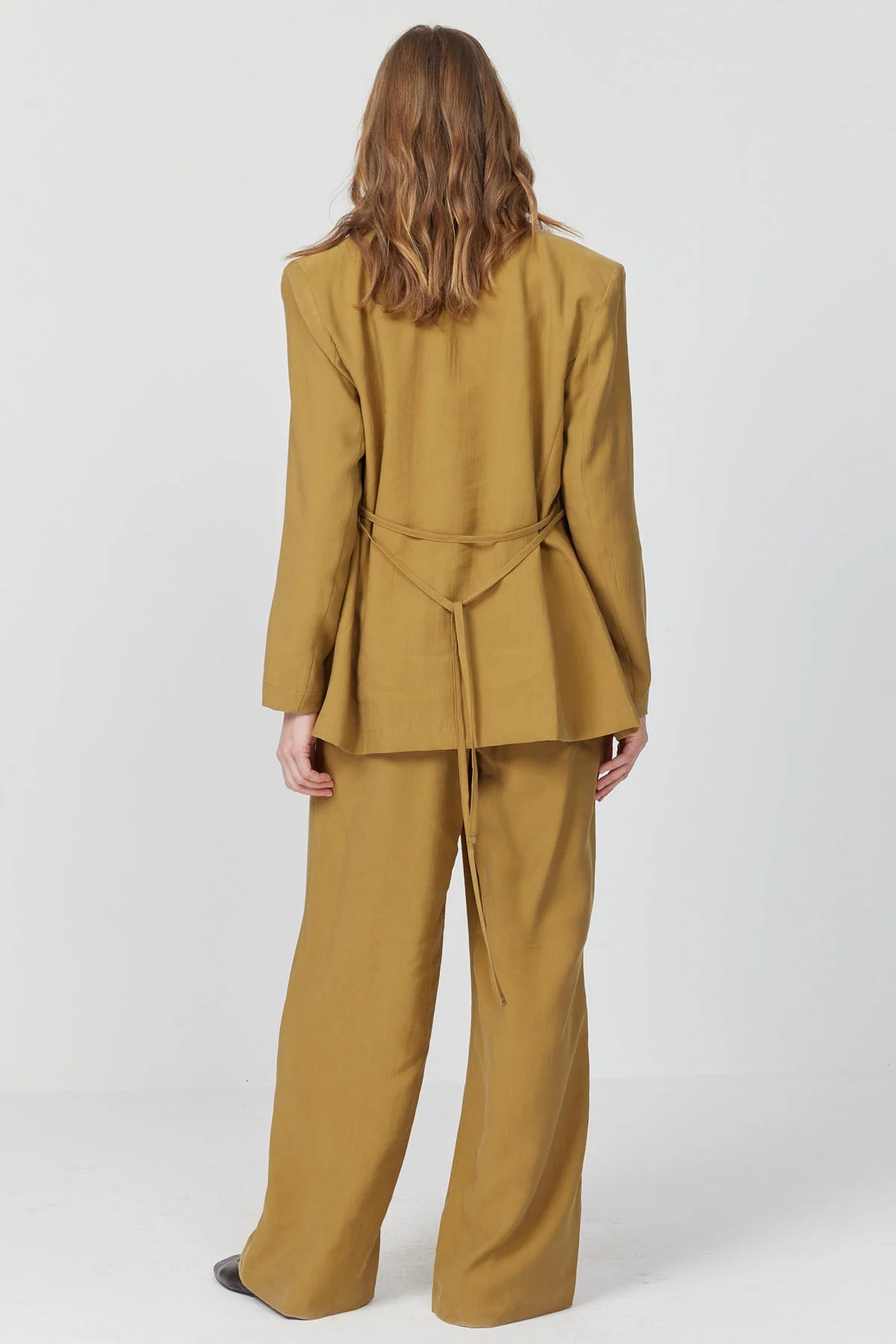 پانتۆڵی قاچی پان بۆ ئافرەتان بە وردەکاری کەمەر