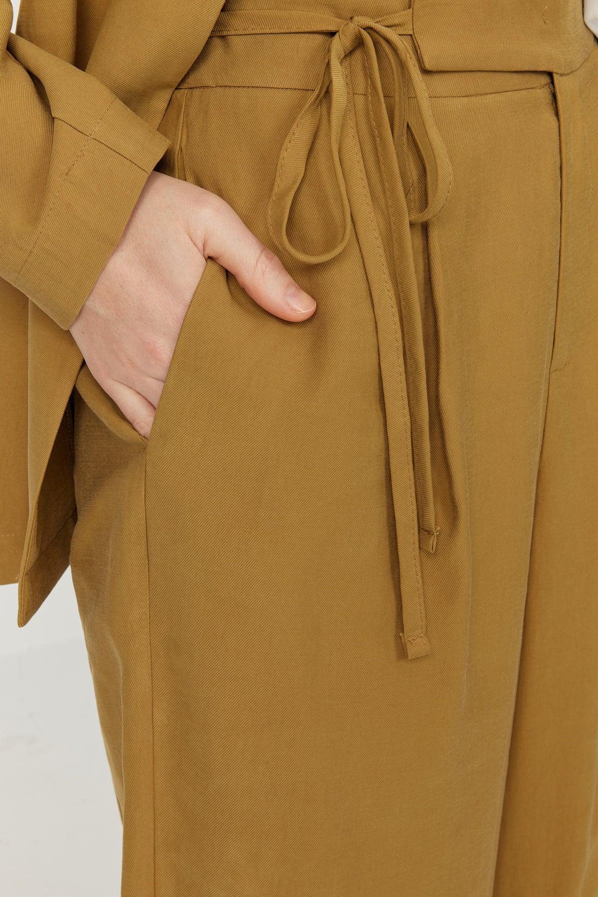 پانتۆڵی قاچی پان بۆ ئافرەتان بە وردەکاری کەمەر