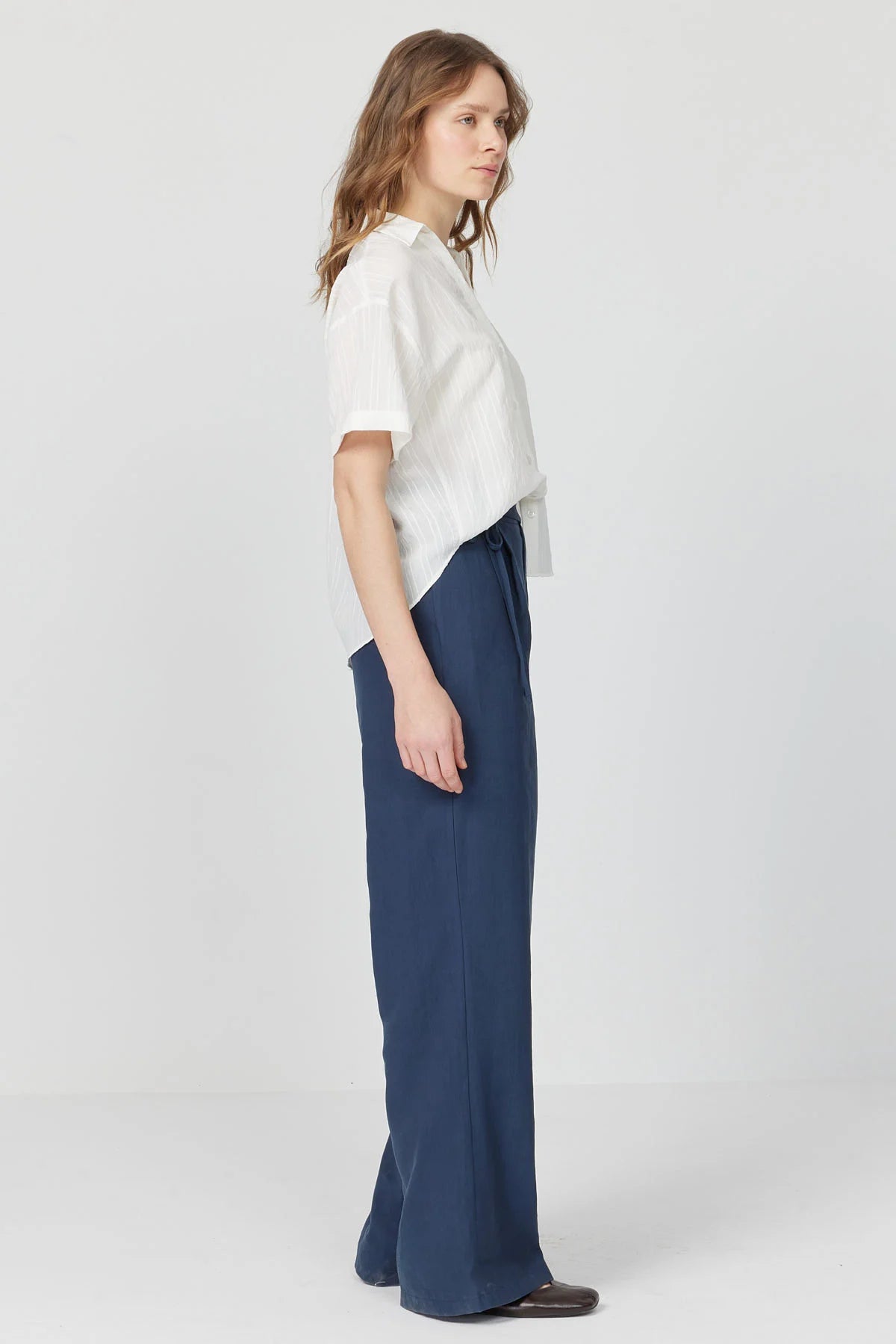 پانتۆڵی قاچی پان بۆ ئافرەتان بە وردەکاری کەمەر