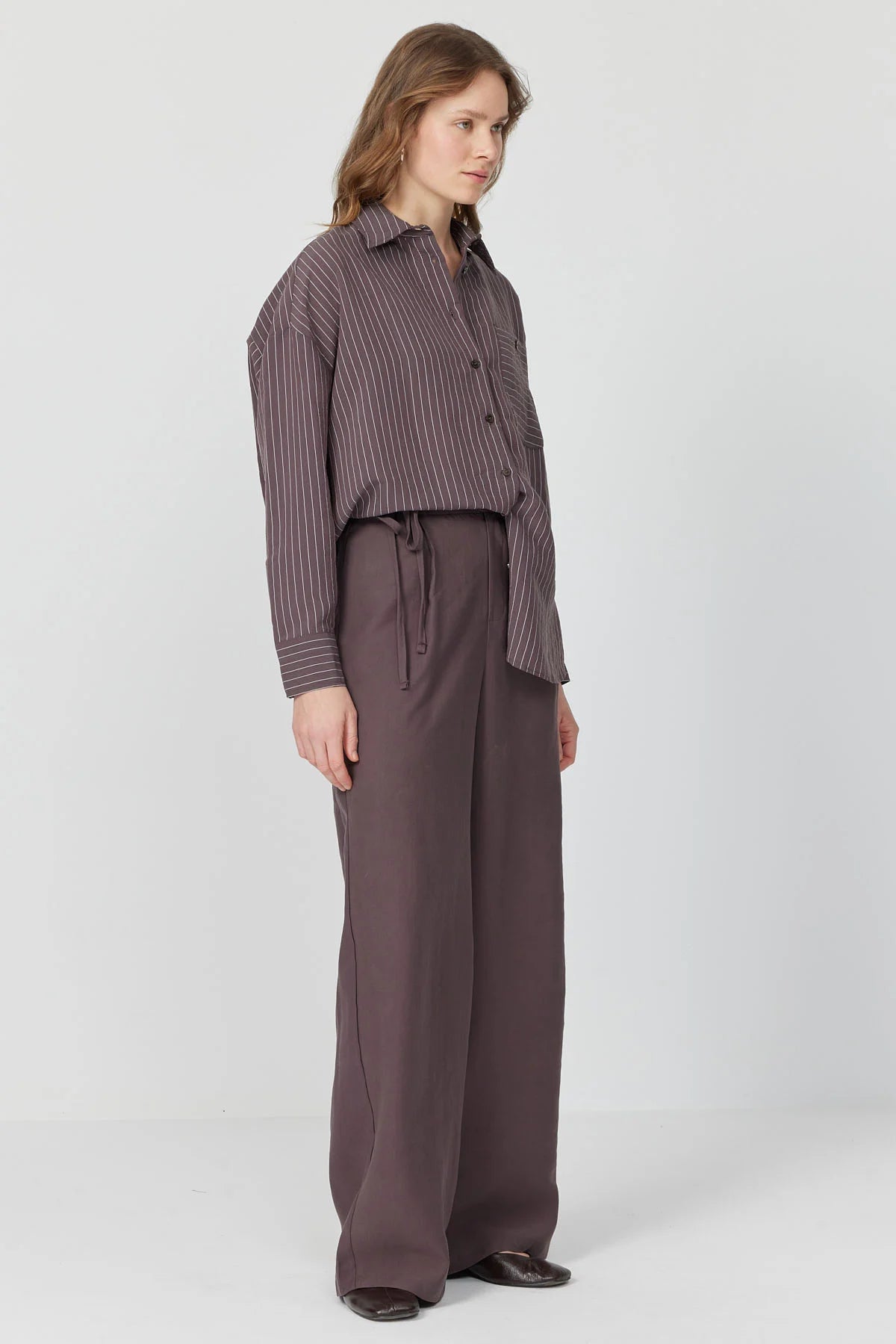 پانتۆڵی قاچی پان بۆ ئافرەتان بە وردەکاری کەمەر