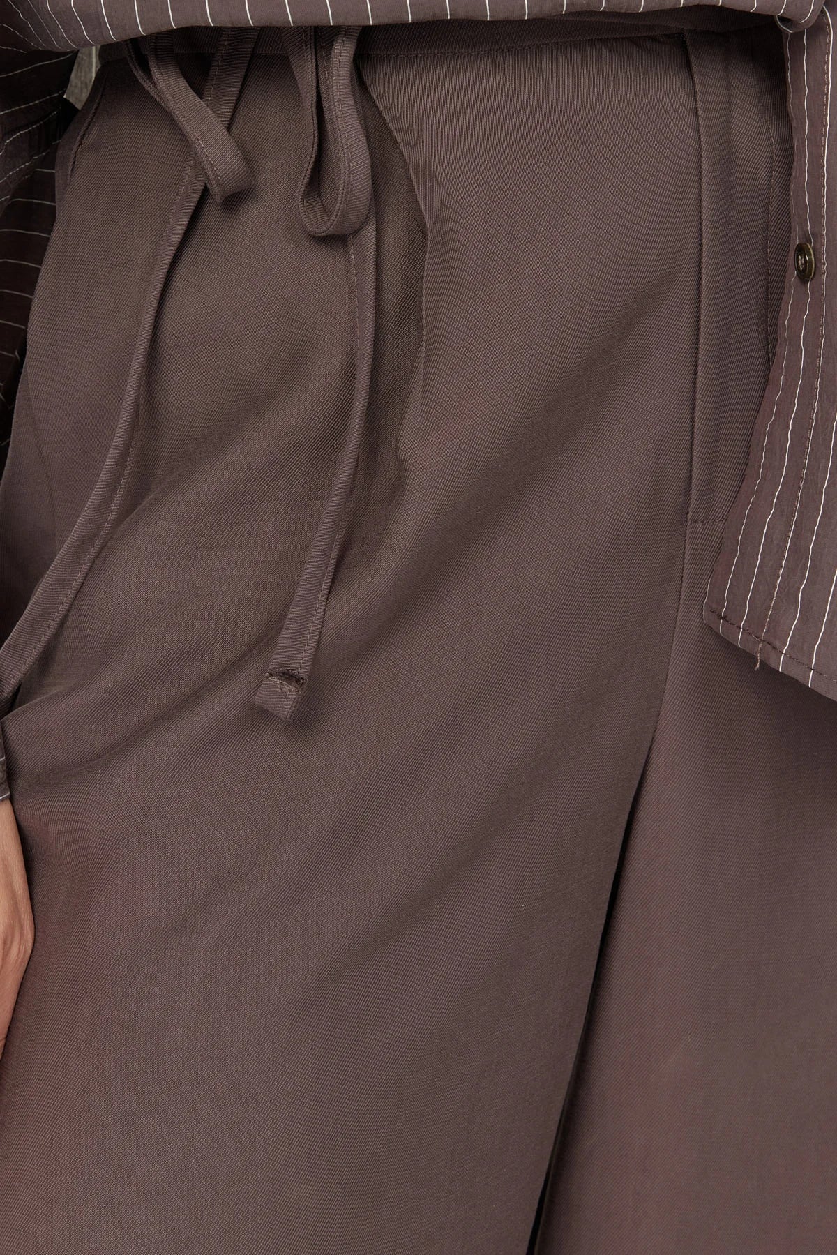 پانتۆڵی قاچی پان بۆ ئافرەتان بە وردەکاری کەمەر