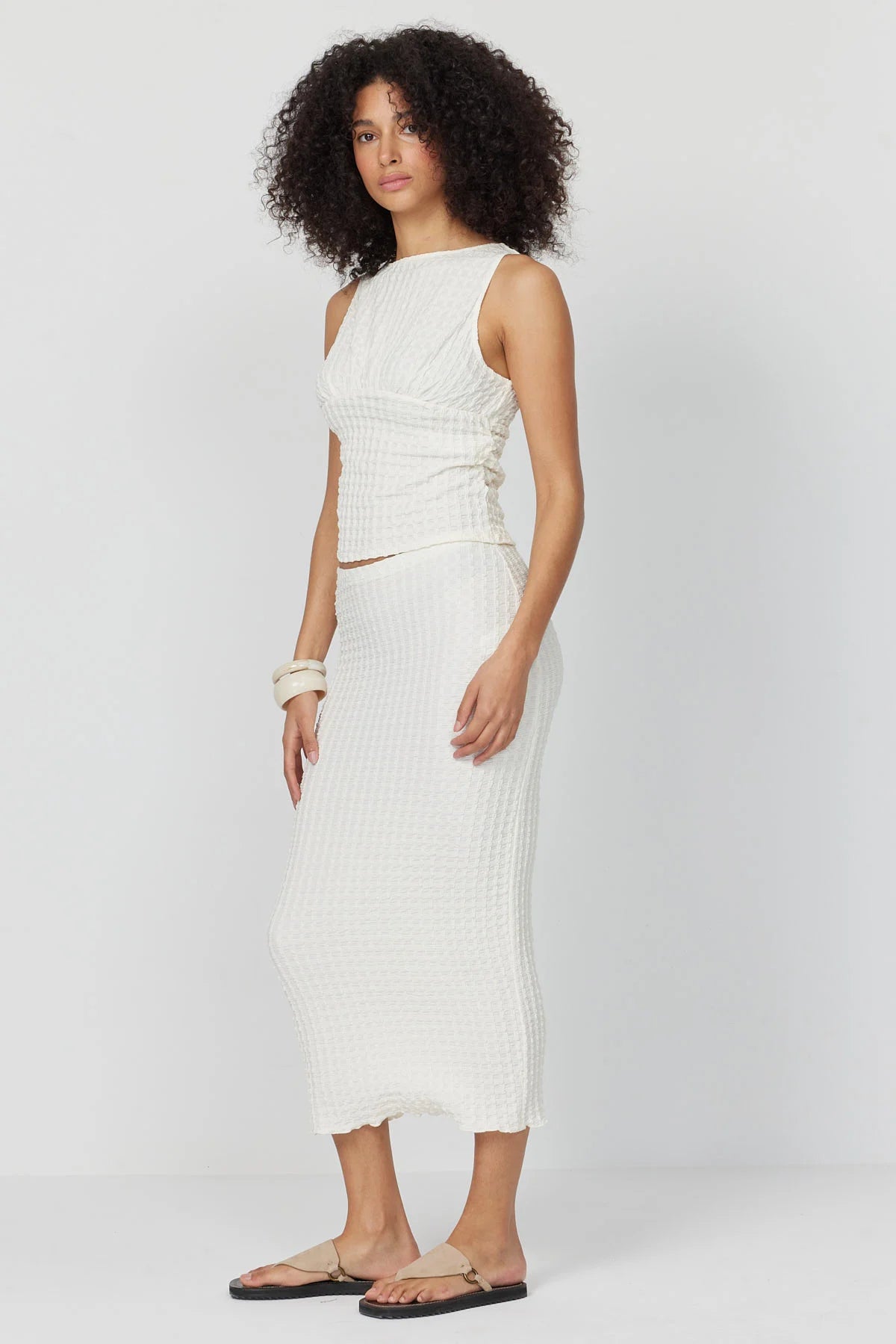 تەنوورەی ڕەنگاوڕەنگی ئافرەتان