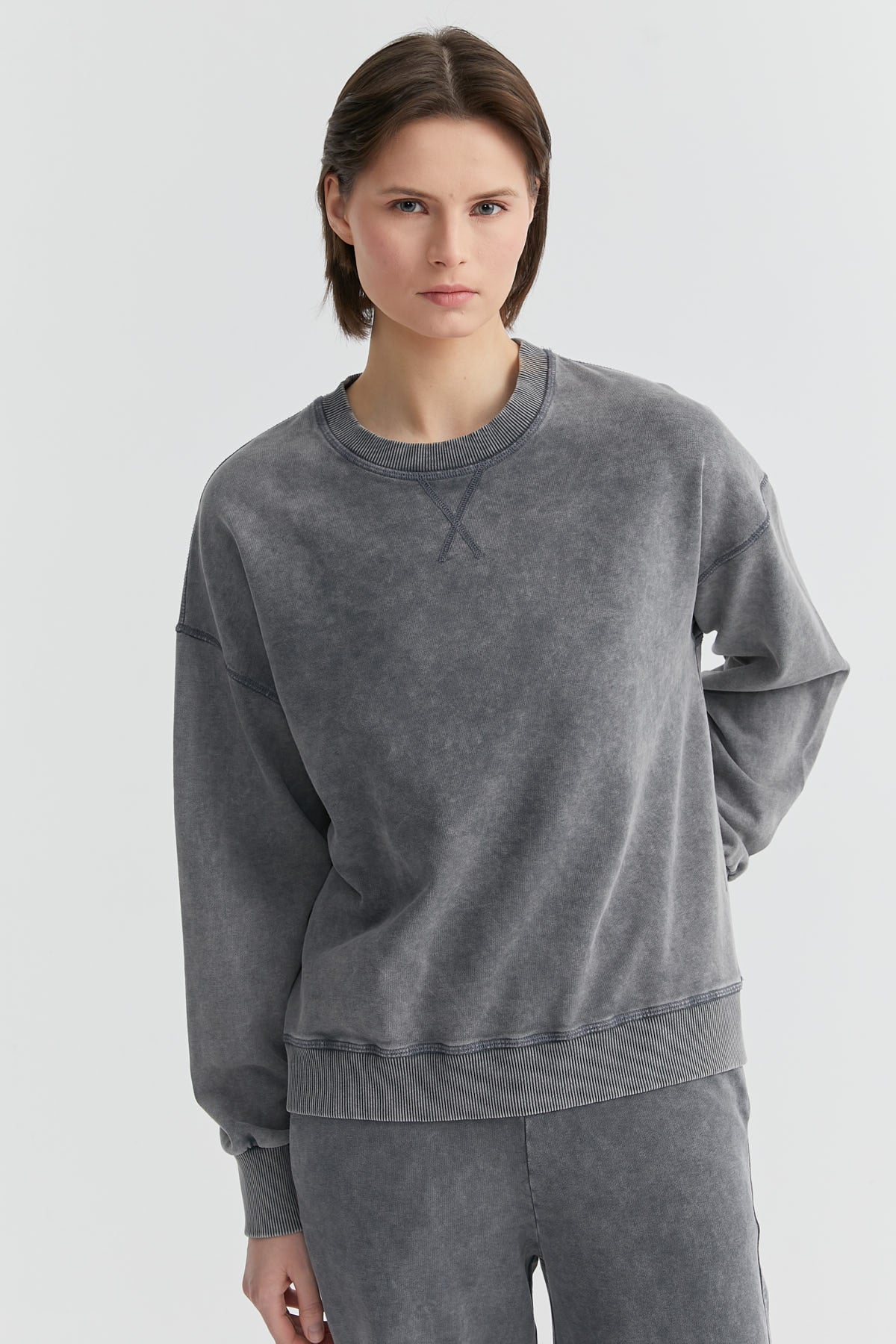 بلوزة رياضية نسائية برقبة دائرية