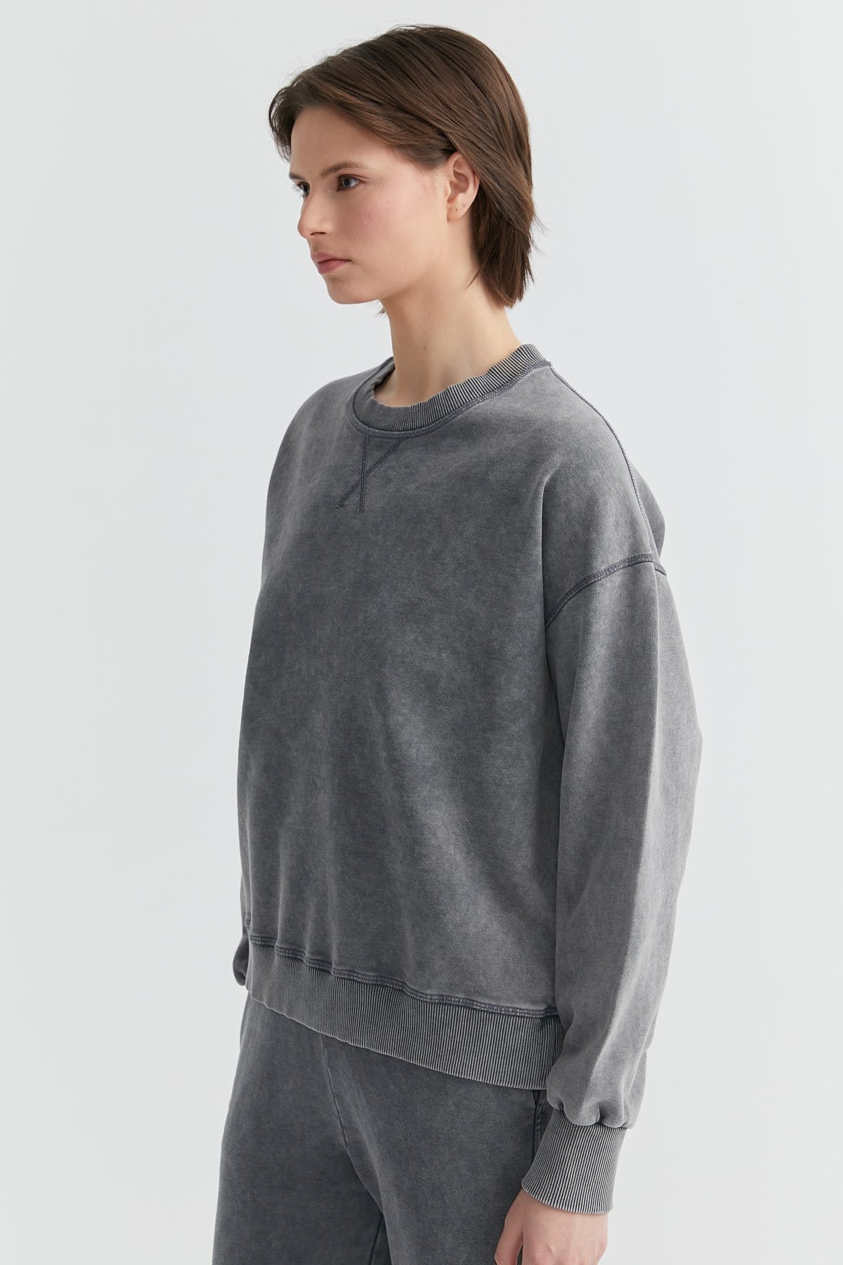 بلوزة رياضية نسائية برقبة دائرية