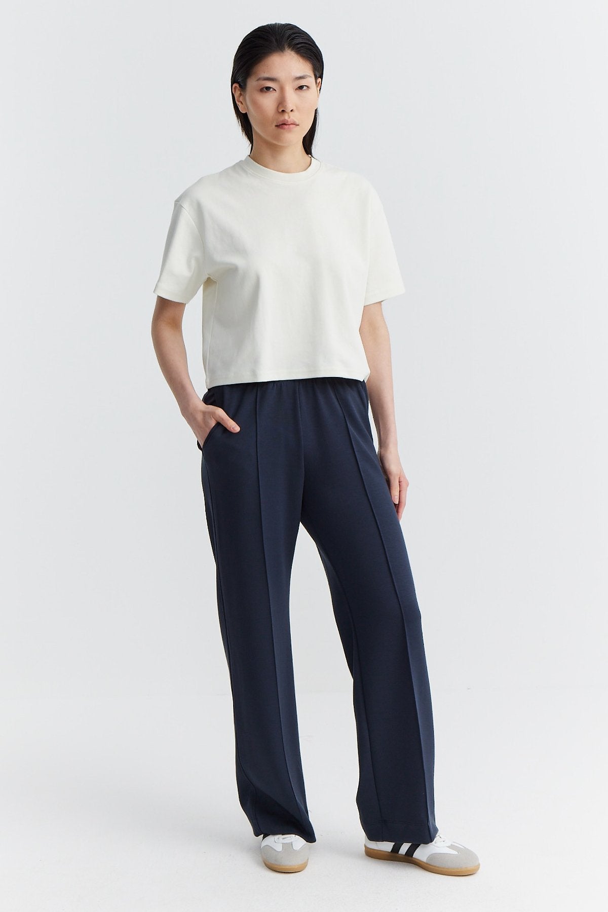 شورت رياضي نسائي بخياطة أمامية