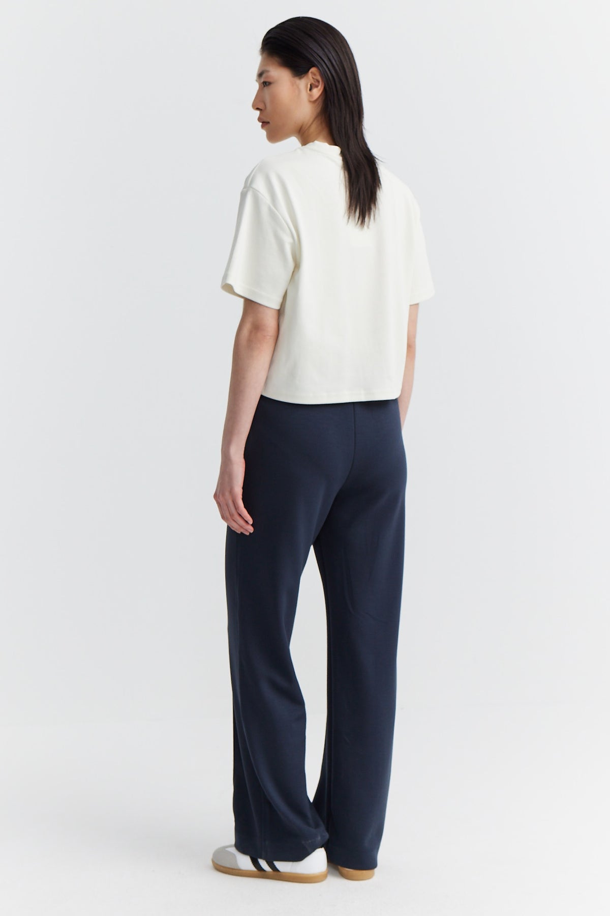 شورت رياضي نسائي بخياطة أمامية