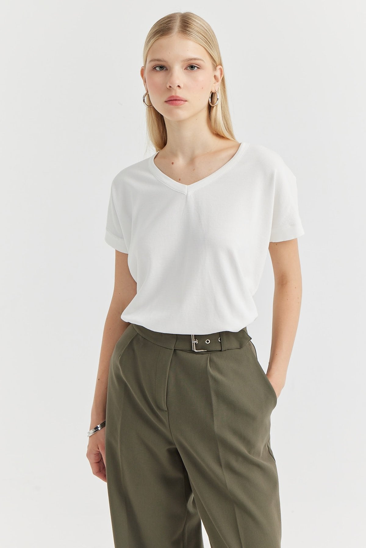 بلوزة نسائية محبوكة برقبة على شكل حرف V