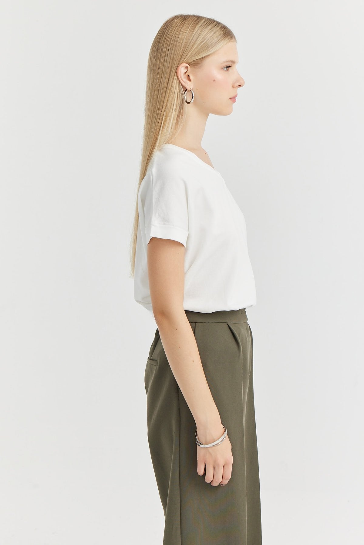 بلوزة نسائية محبوكة برقبة على شكل حرف V