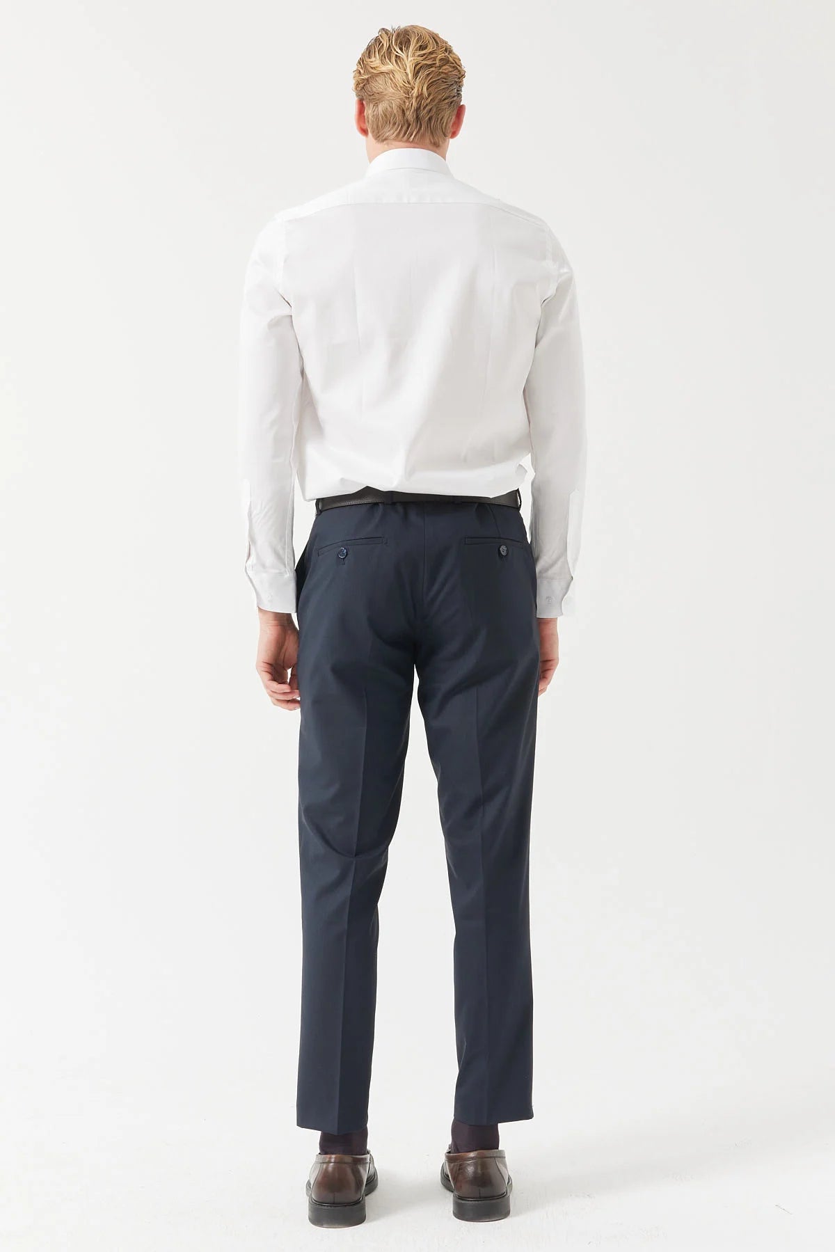 بنطلون من القماش الكلاسيكي