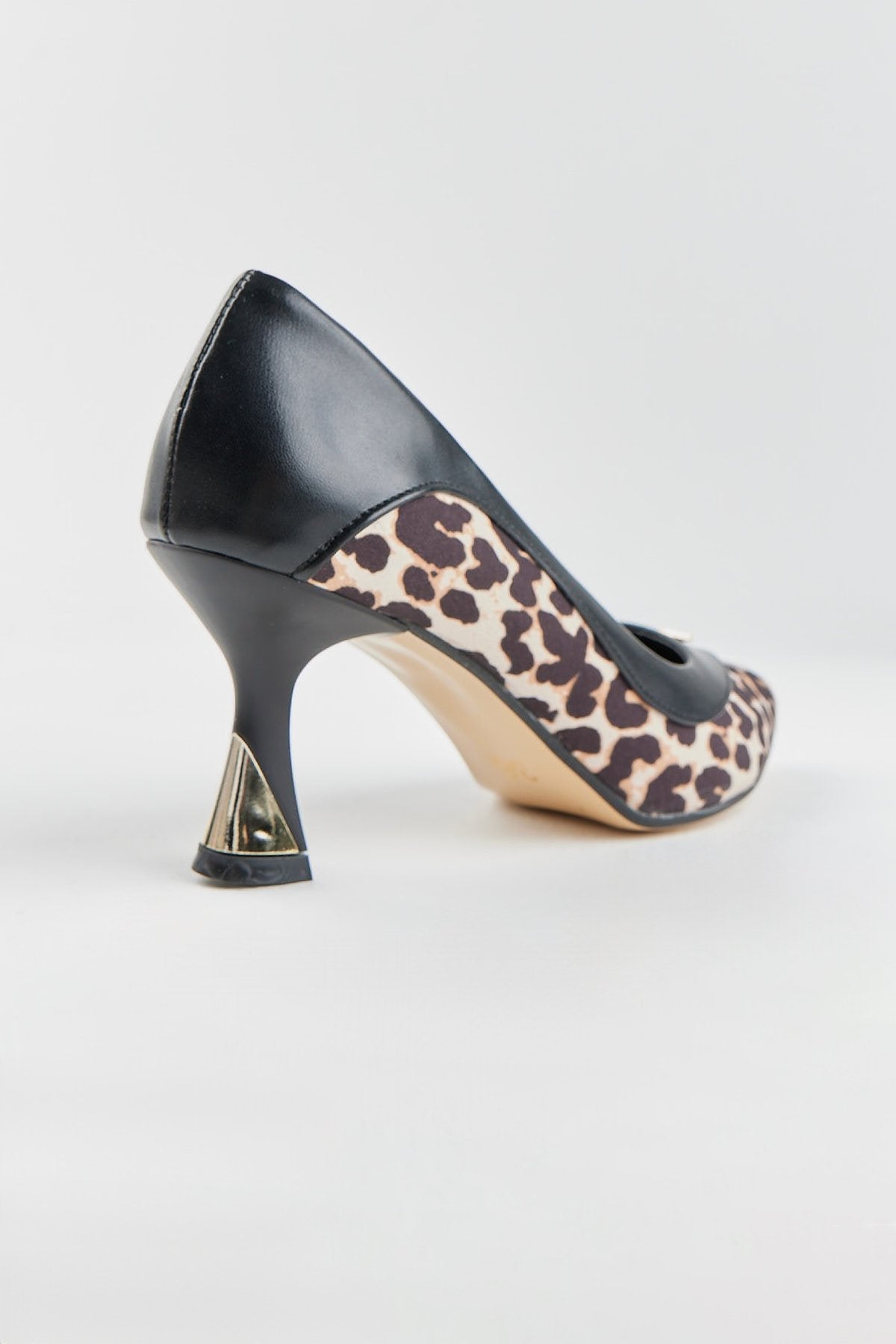 أحذية الكعب العالي النسائية