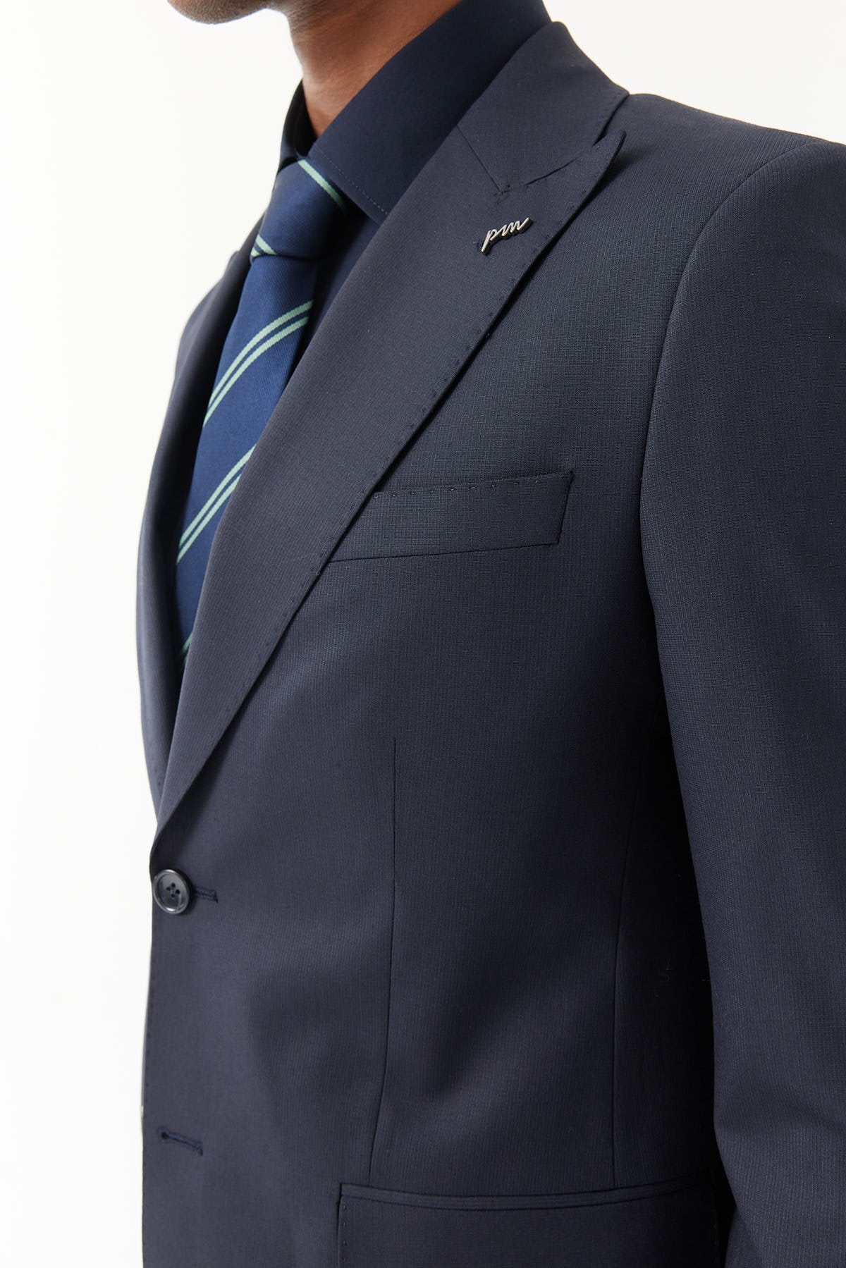 بدلة رجالية بياقة السنونو